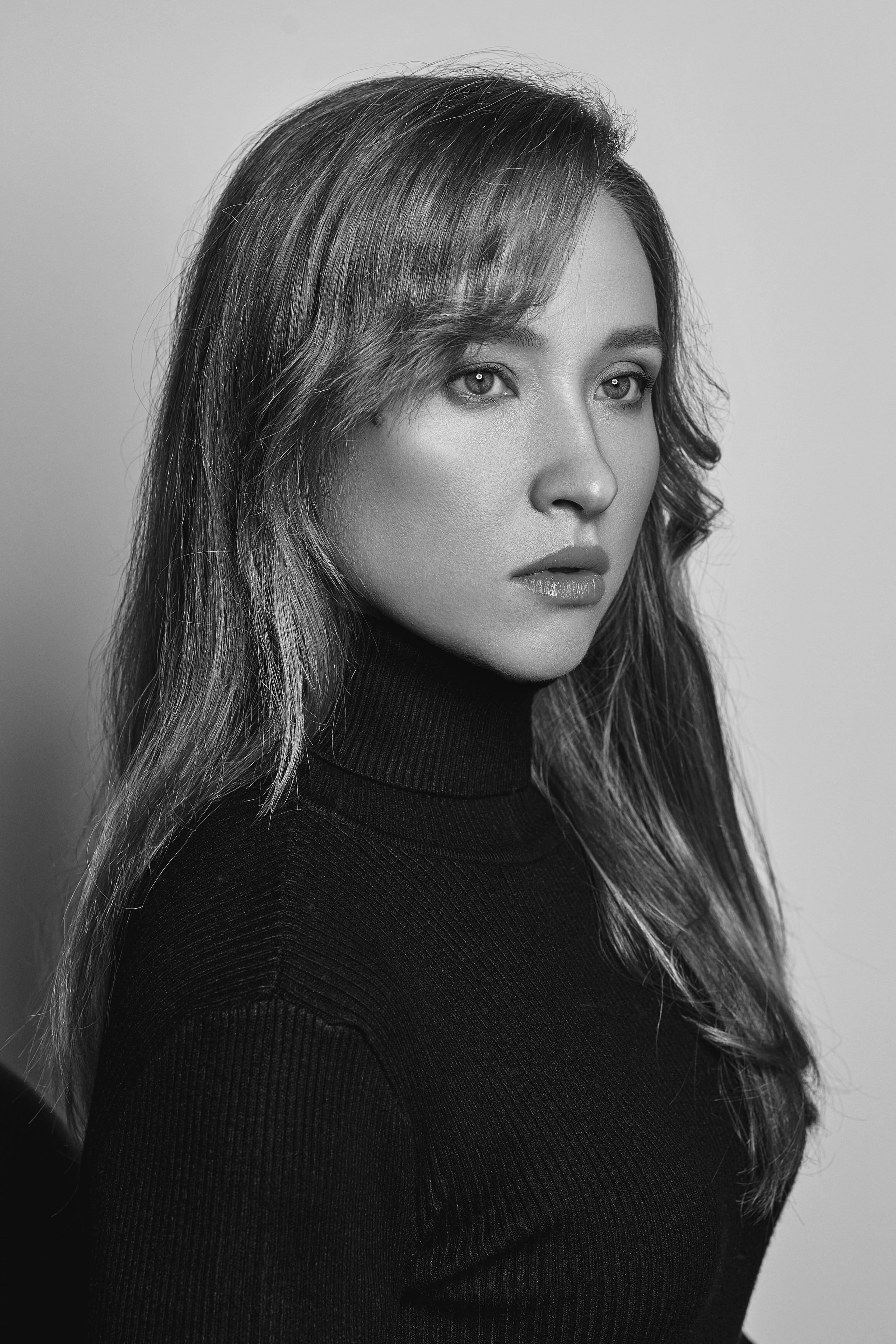 Студийная стильная съёмка матери и дочери