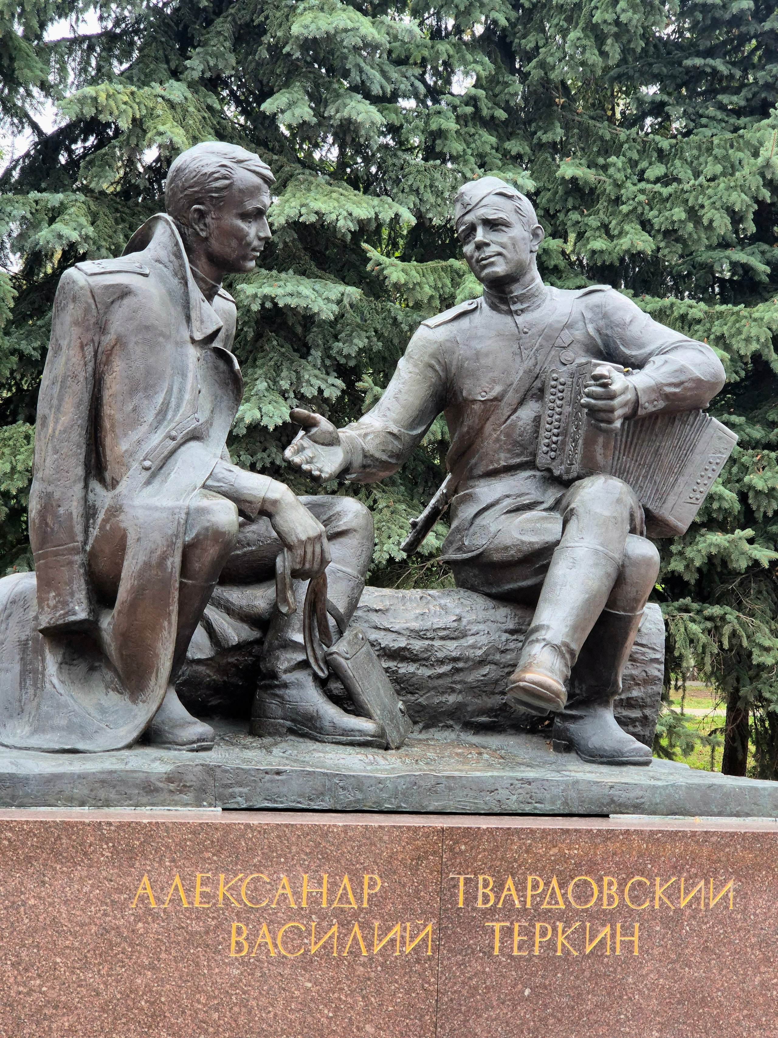 Памятник реальному человеку и его, вымышленному герою