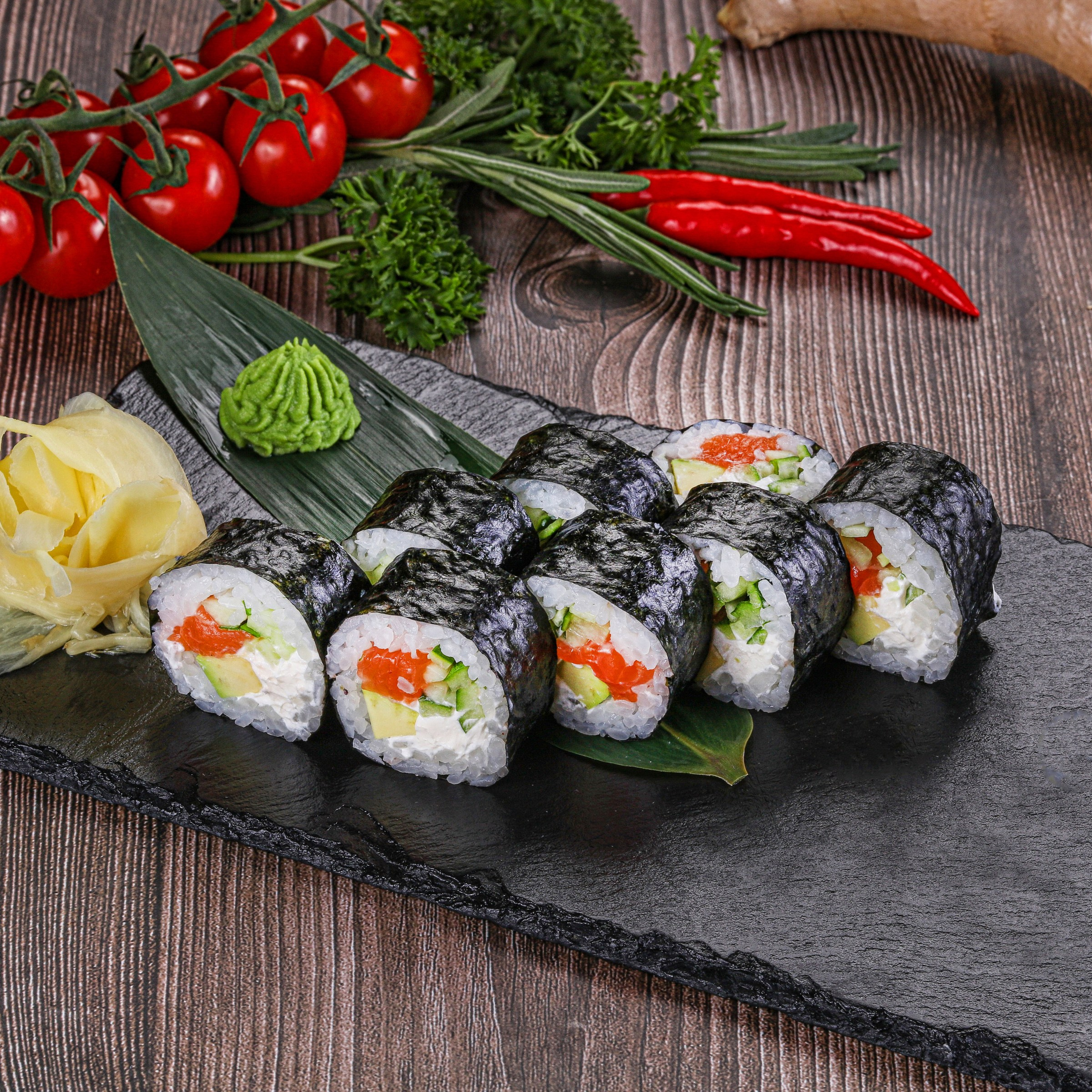 Фотосъемка суши и роллов. Заказ по тел.: +7 (906) 006-90-22. Фуд-фотограф Андрей Старостин — съемка еды в Москве. 9000 руб. в час