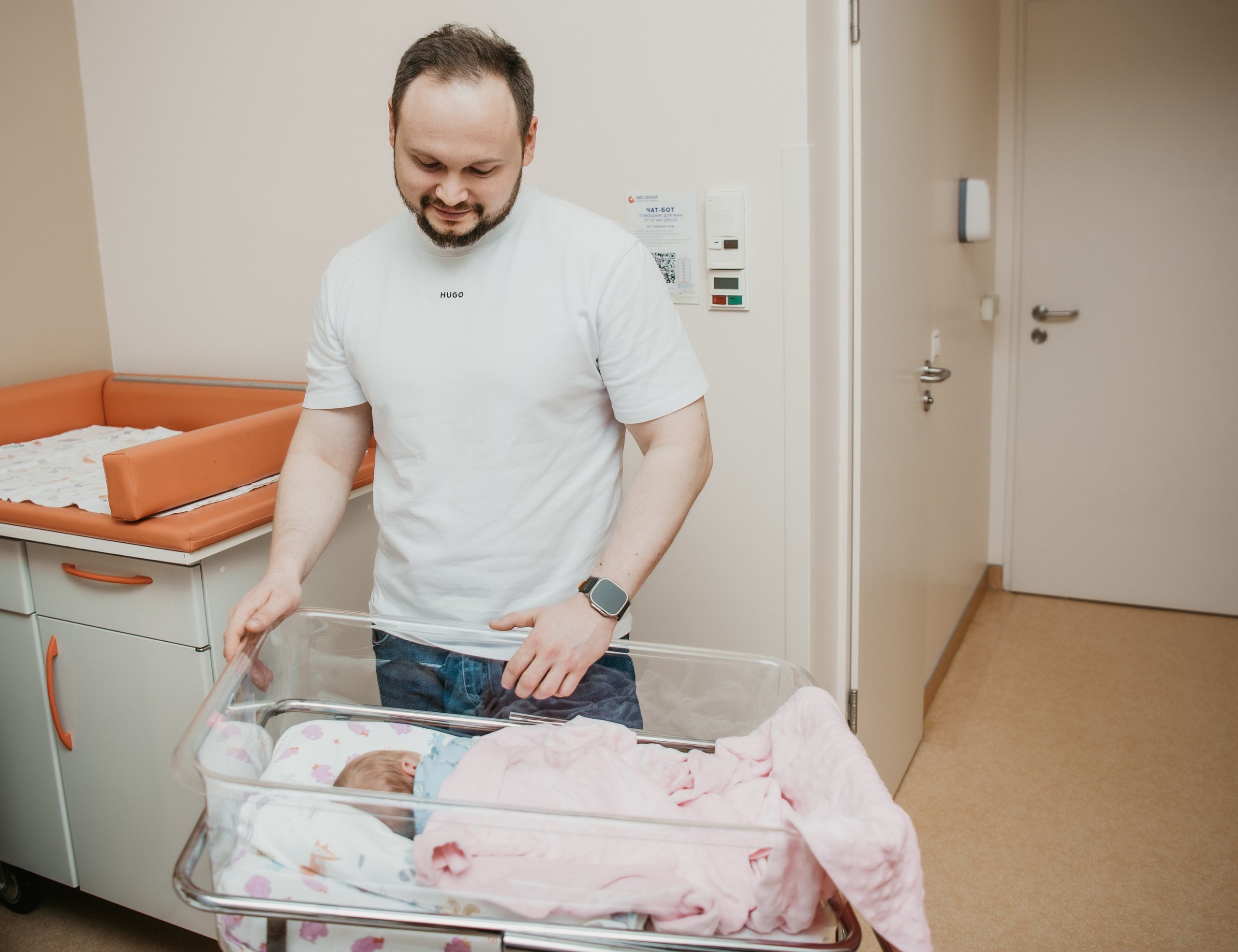 Выписка малышки. Мать и дитя на Севастопольском. Фотограф на выписку из роддома в Москве и МО