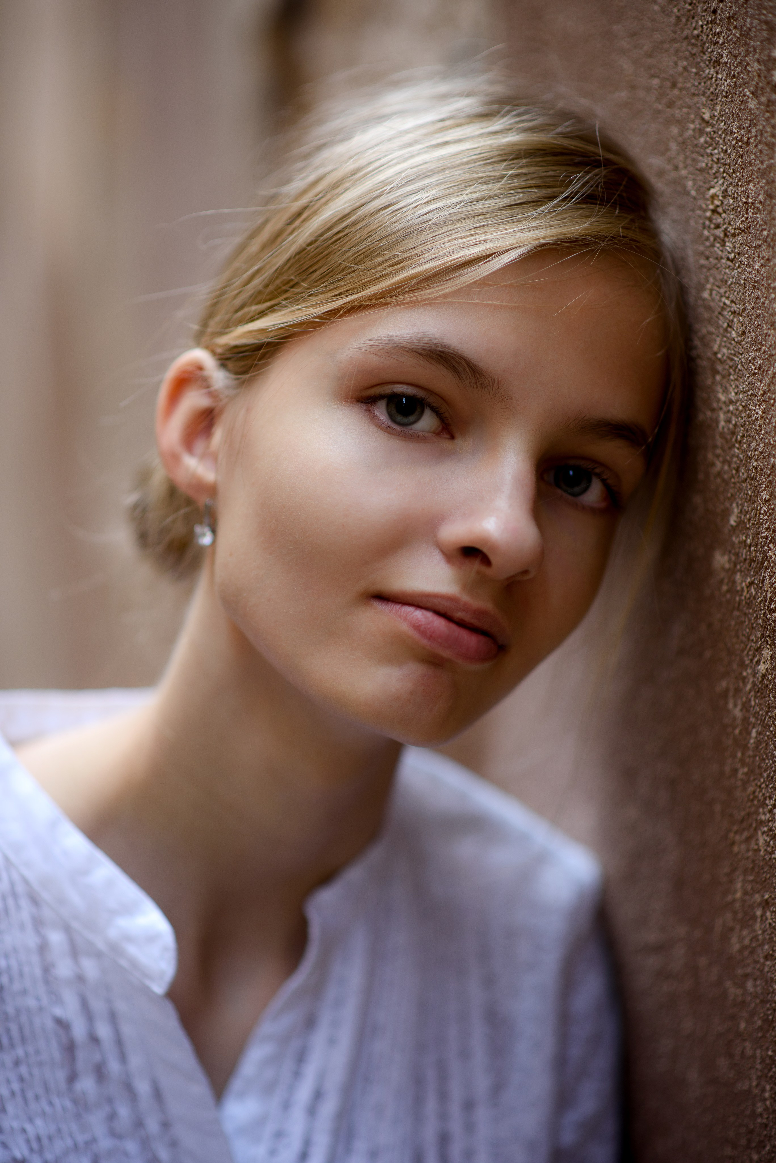 Девочка подросток на фоне старой стены крупный план