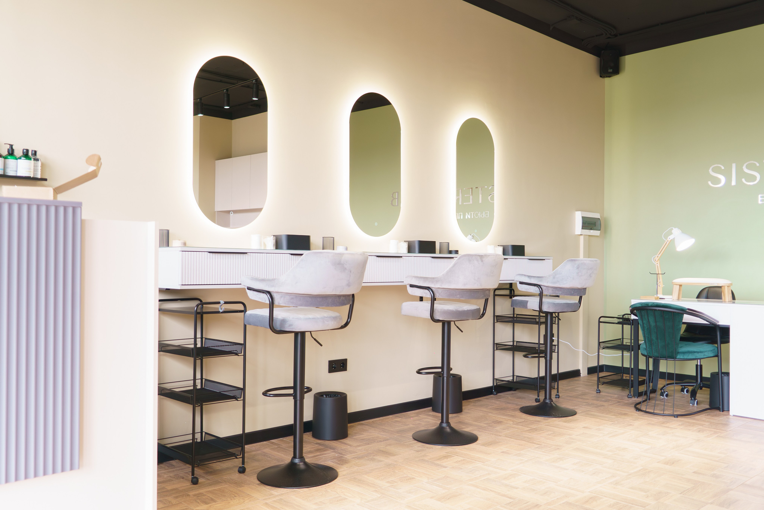 Профессиональная интерьерная фото и видео съемка студий красоты Яркая интерьерная фотосъемка для бьюти-коворкинга и студий. Шедевры для Вас! Фотограф и Видеограф в Краснодаре Пахиев Руслан