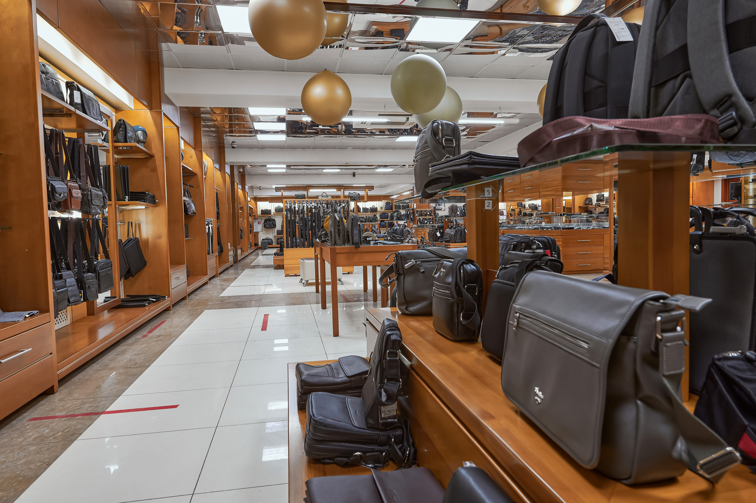 Портфолио по интерьерной и экстерьерной фотосъёмки: Мир Сумок — Правый берег. Фотограф Яковлев Роман — Красноярск