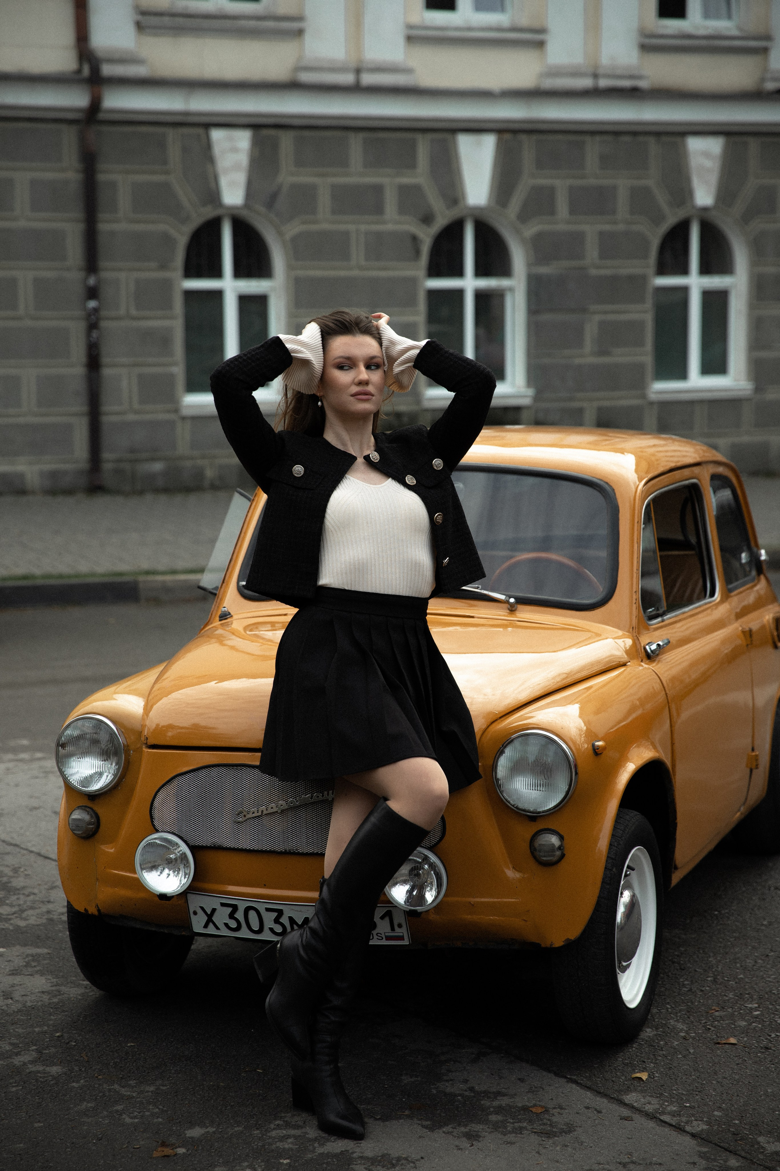 Женская фотосессия с ретро авто. Свадебный фотограф Бакрымова Валентина