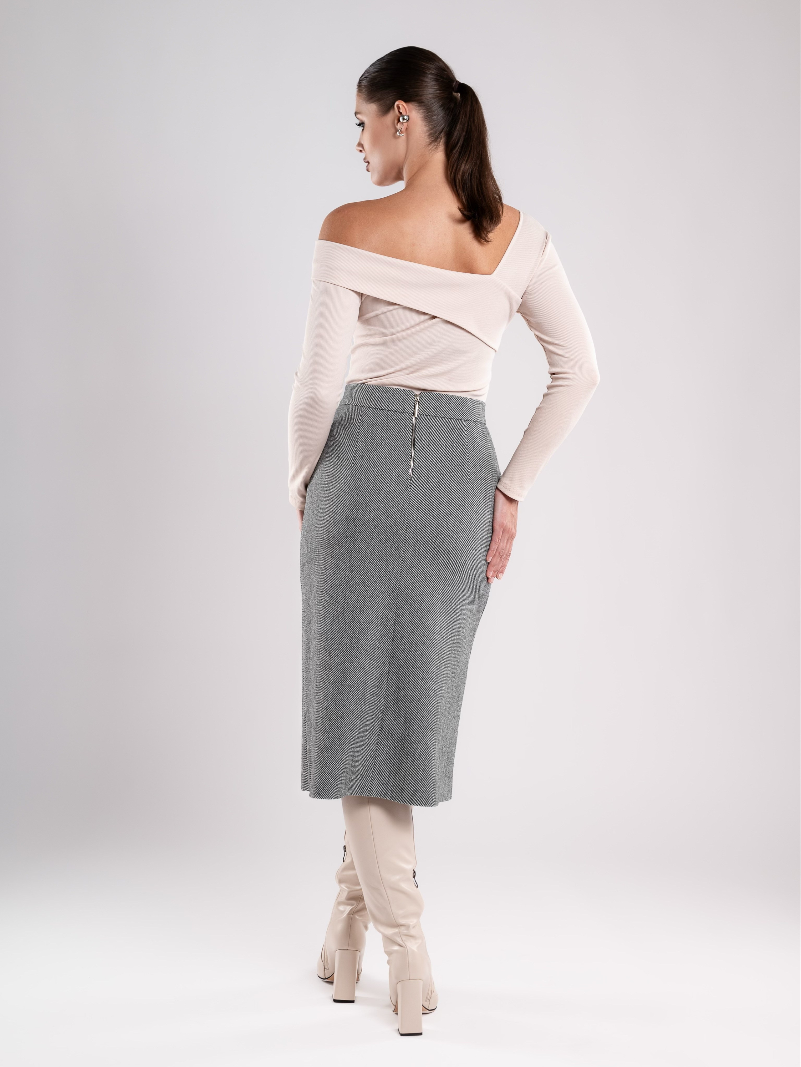 Юбки классика серый фон+интерьер. Предметный фотограф, фото для маркетплейсов Пятигорск, КМВ