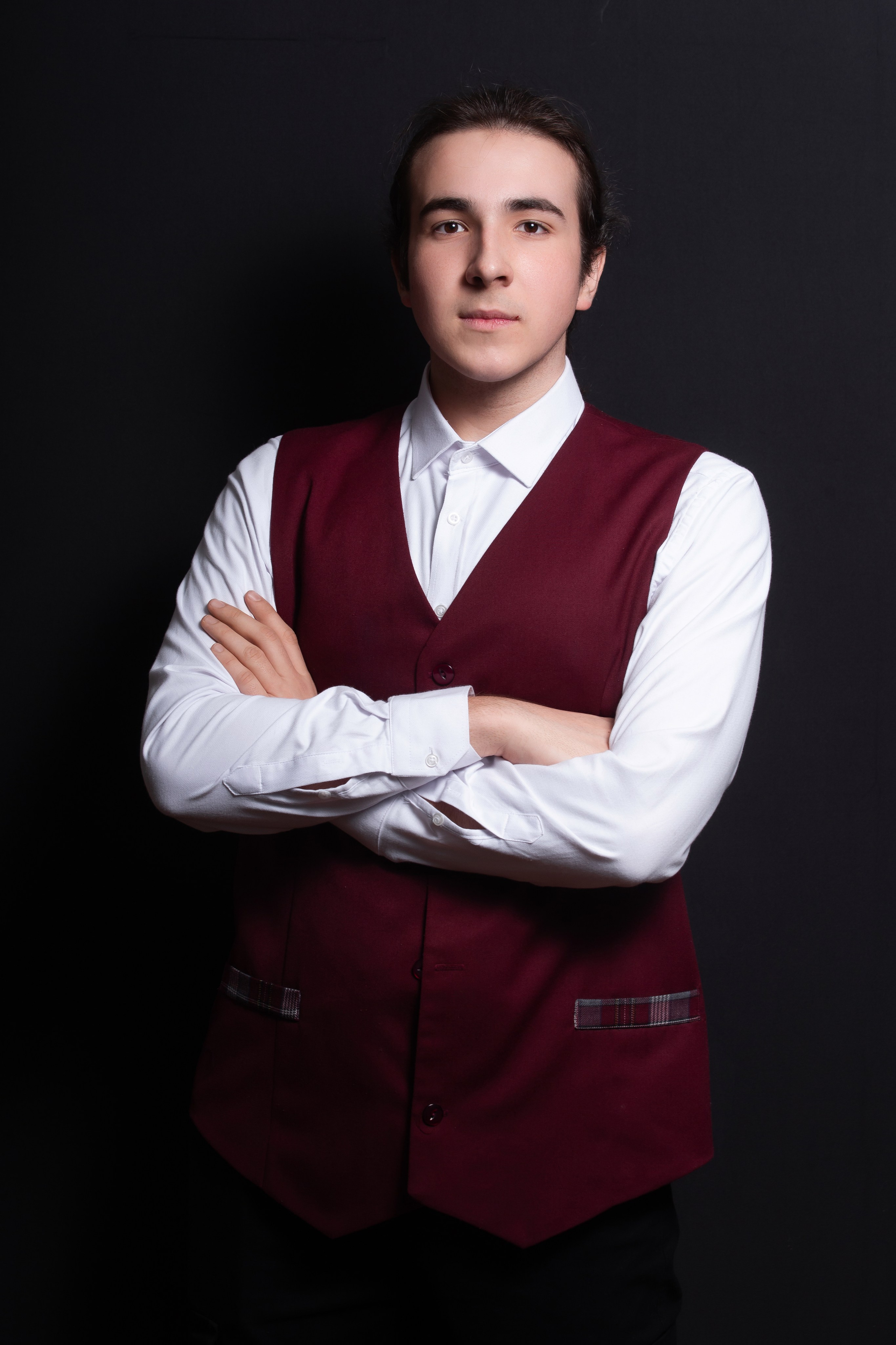 Портретная фотосессия для учеников 9 класса на чёрном фоне | Школьный фотограф Николай Богатырёв | Твой альбом / Твои правила. ТВОЙ АЛЬБОМ / ТВОИ ПРАВИЛА