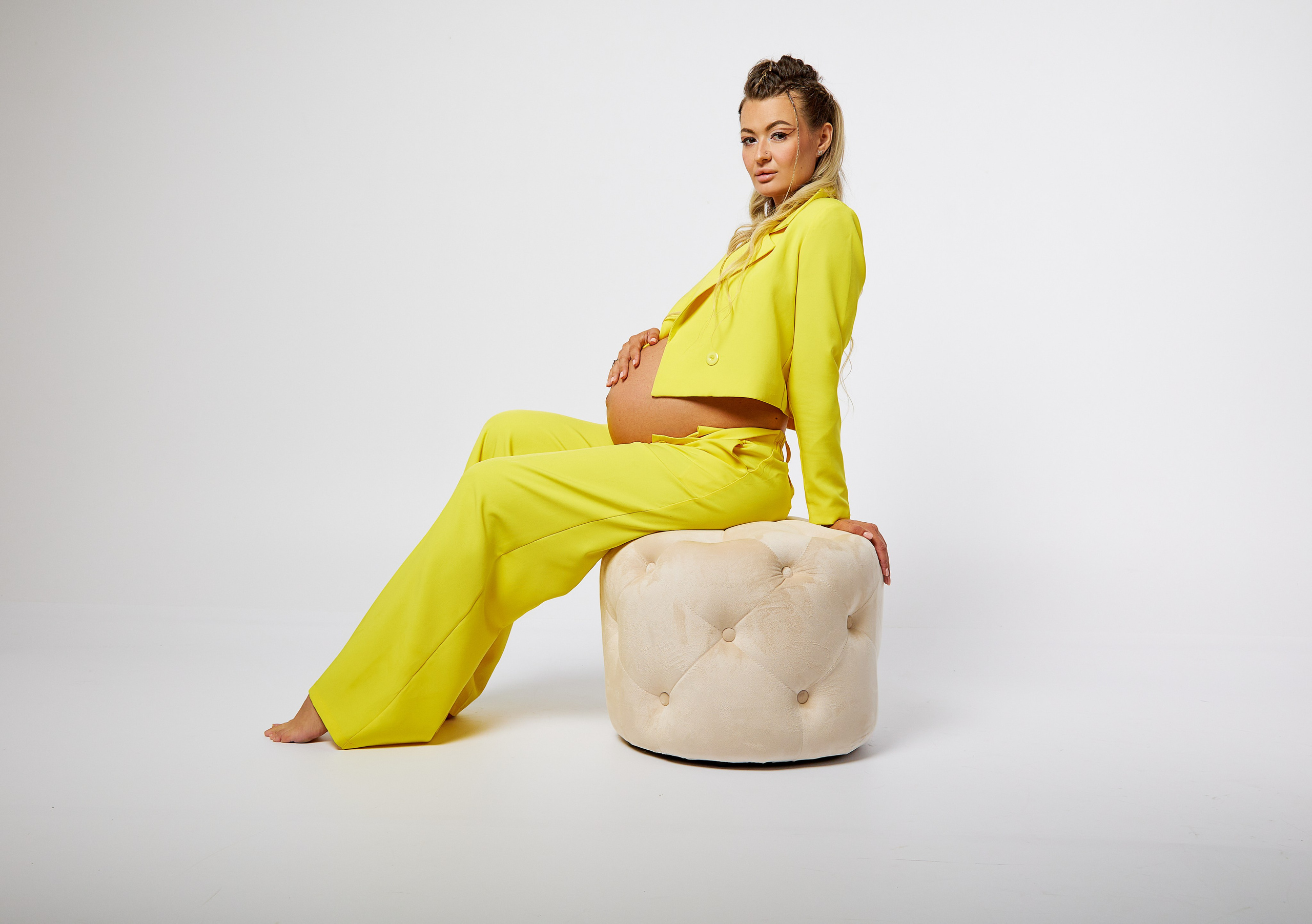 Беременная девушка в фотостудии