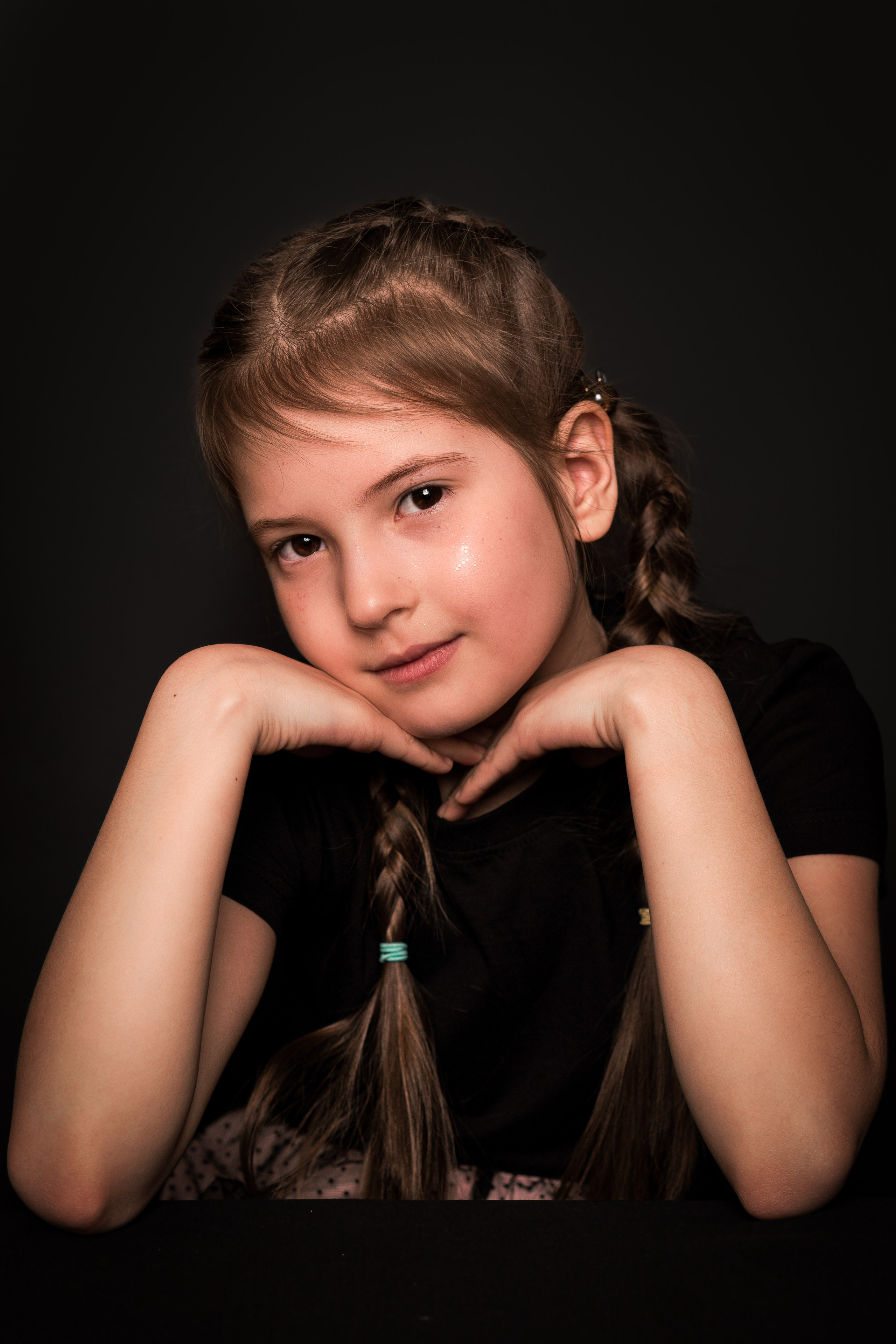 Детский сад, портреты на чёрном фоне. Фотограф Шунова Саша