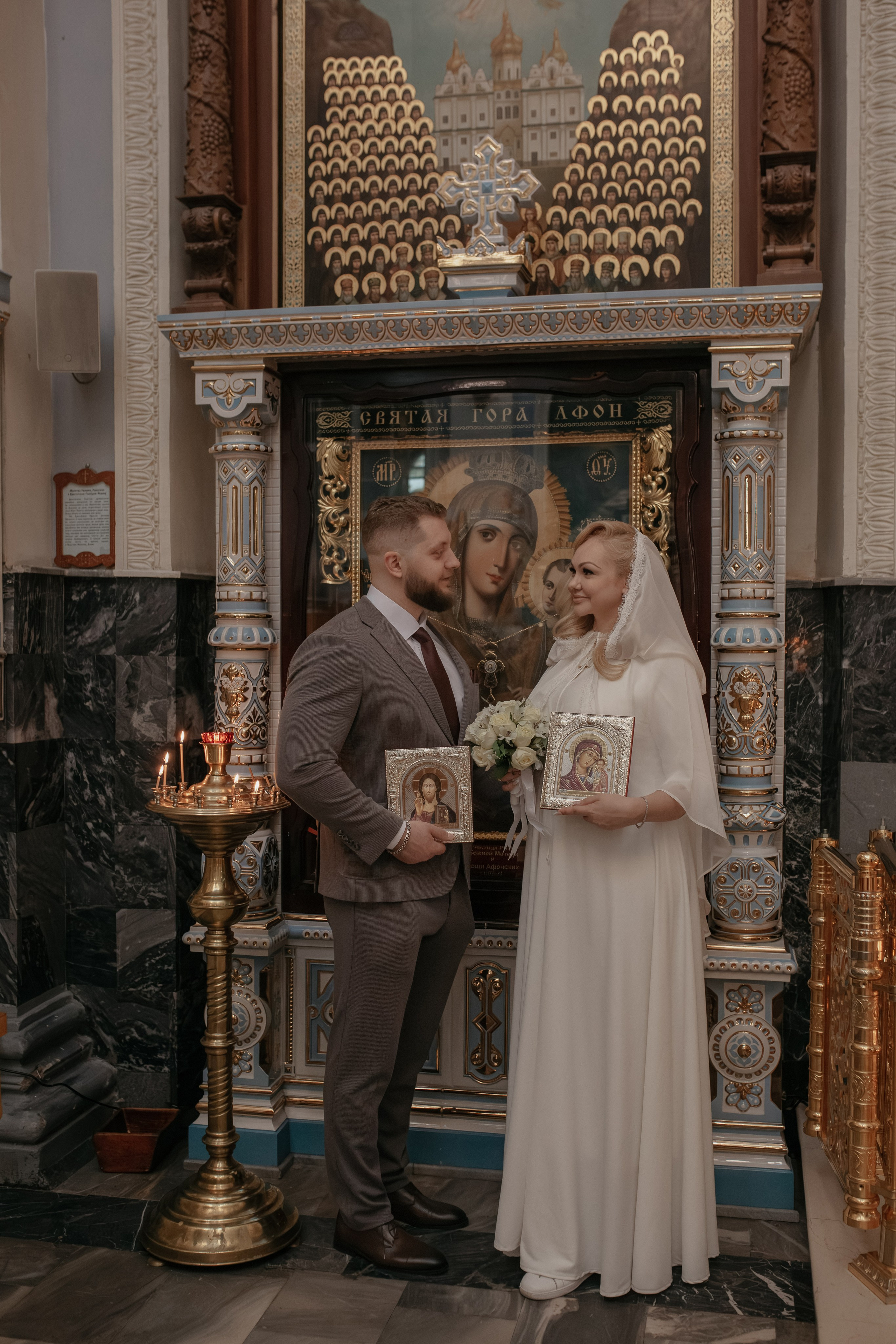 муж и жена около Тихвинской иконы Пресвятой Богородицы в Успенском соборе Ташкента