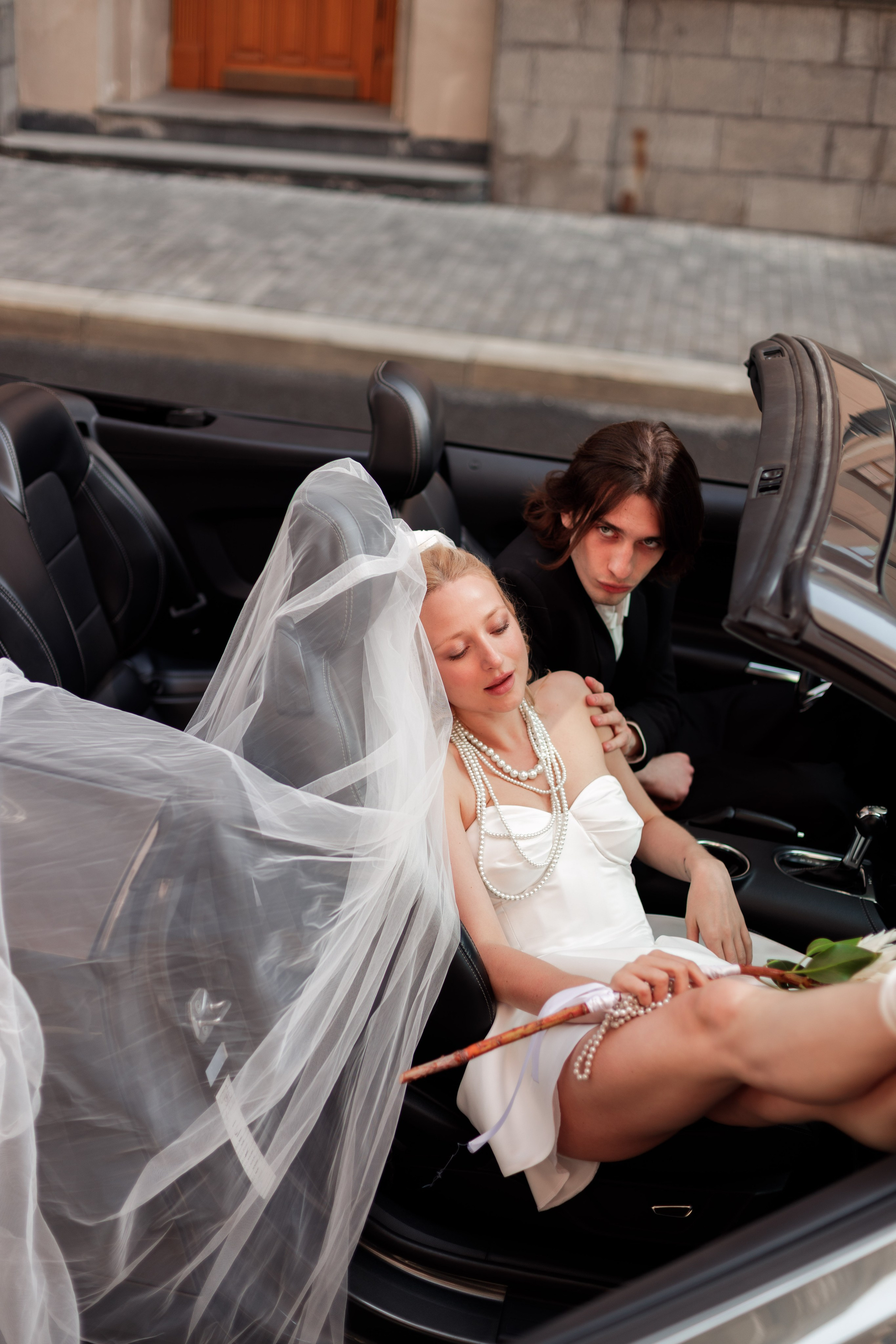 Свадебная фотосессия с автомобилем в центре Москвы, фотограф свадьбам Москва