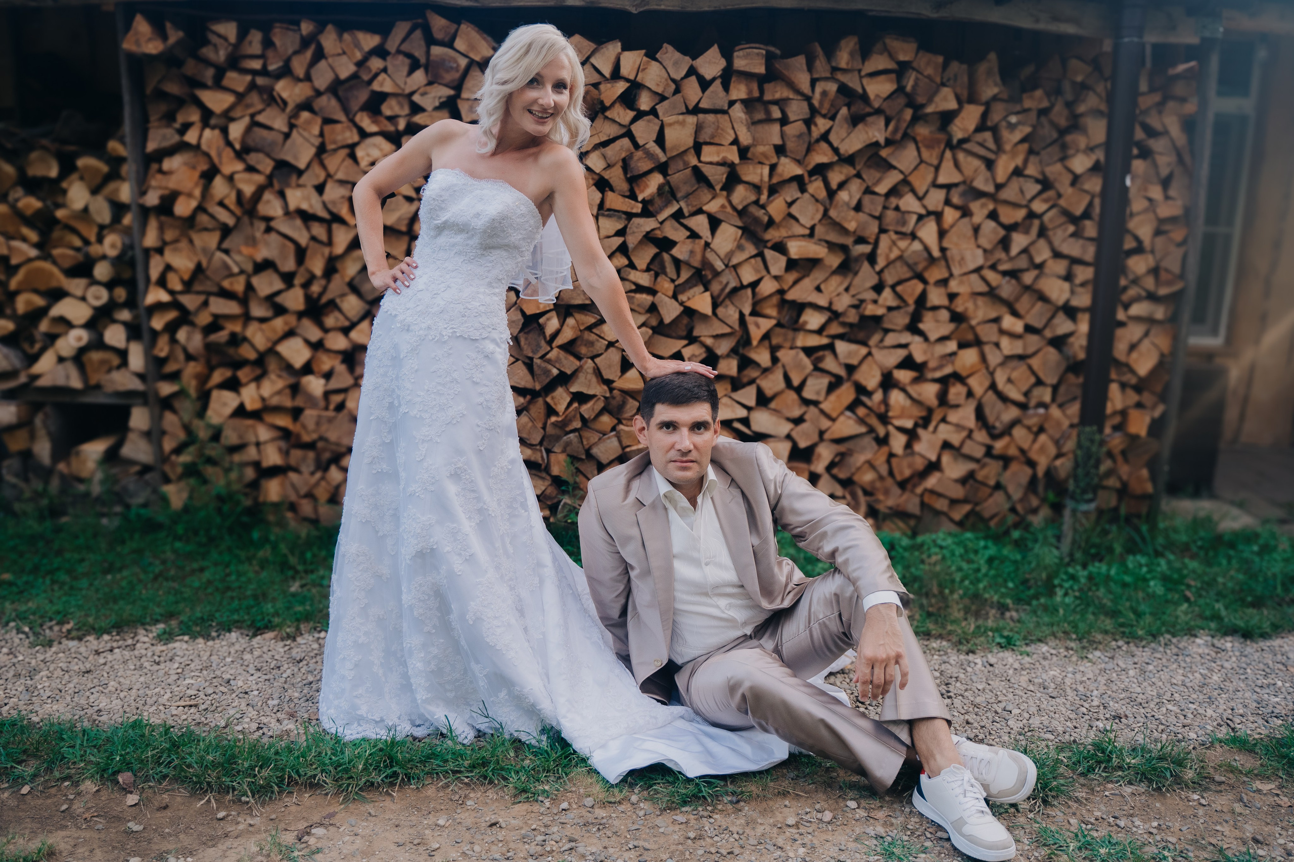 Фотография молодежен на фоне бревн 