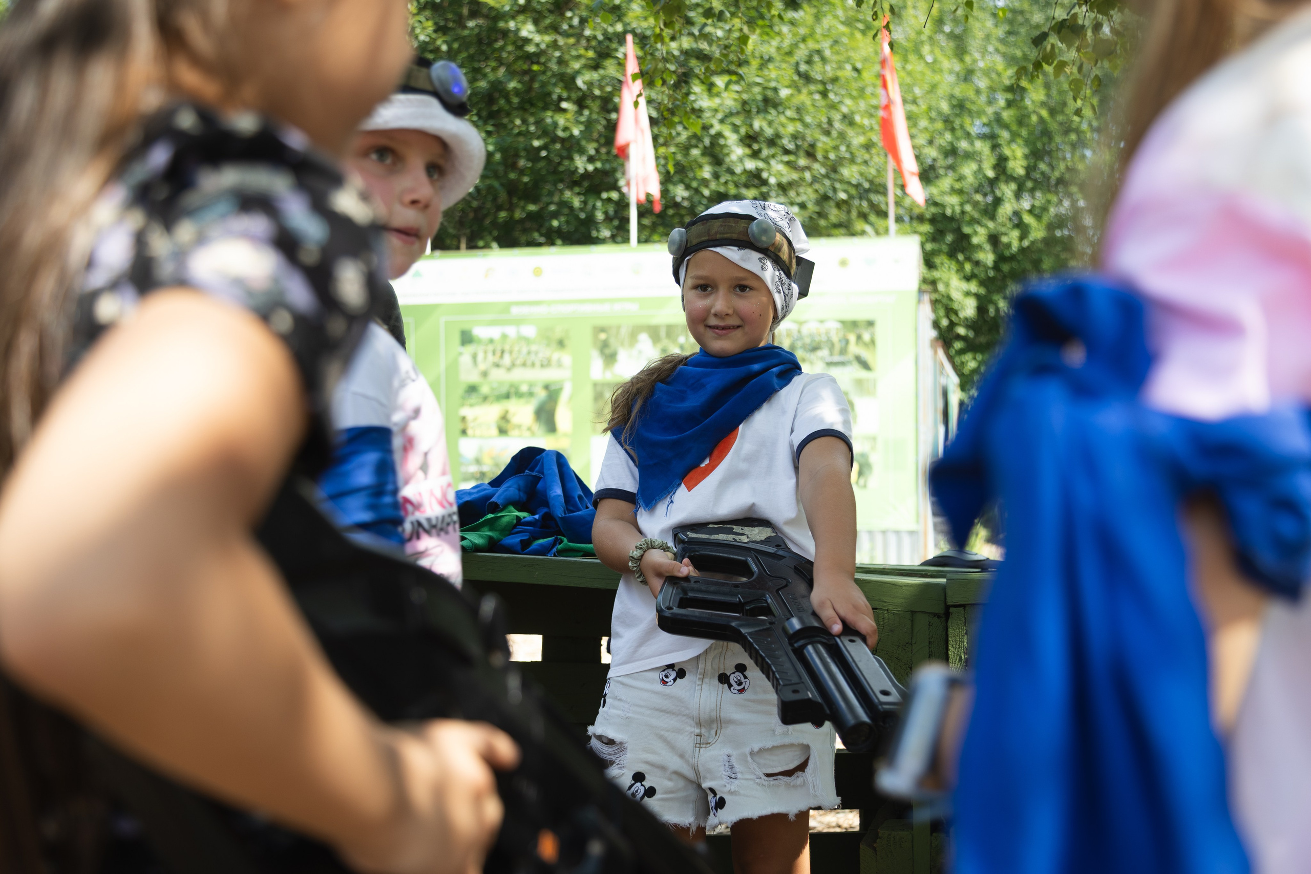 Лазертаг на природе с семьей. Документальный фотограф