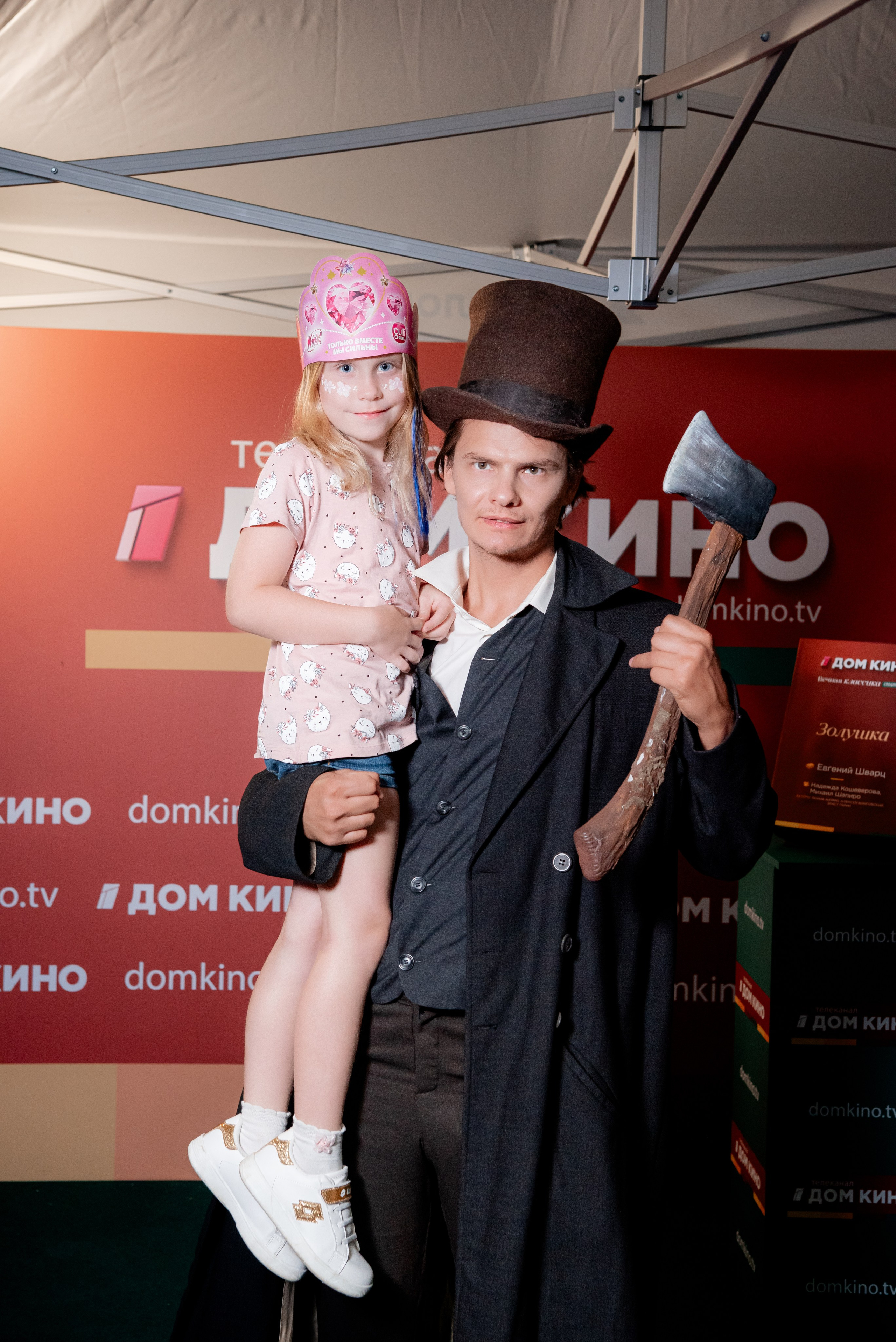 Портретные фото с артистами в палатке Триколор Дом Кинов на день города Волгоград. Фотограф в Волгограде и Волжском Александр Горбань