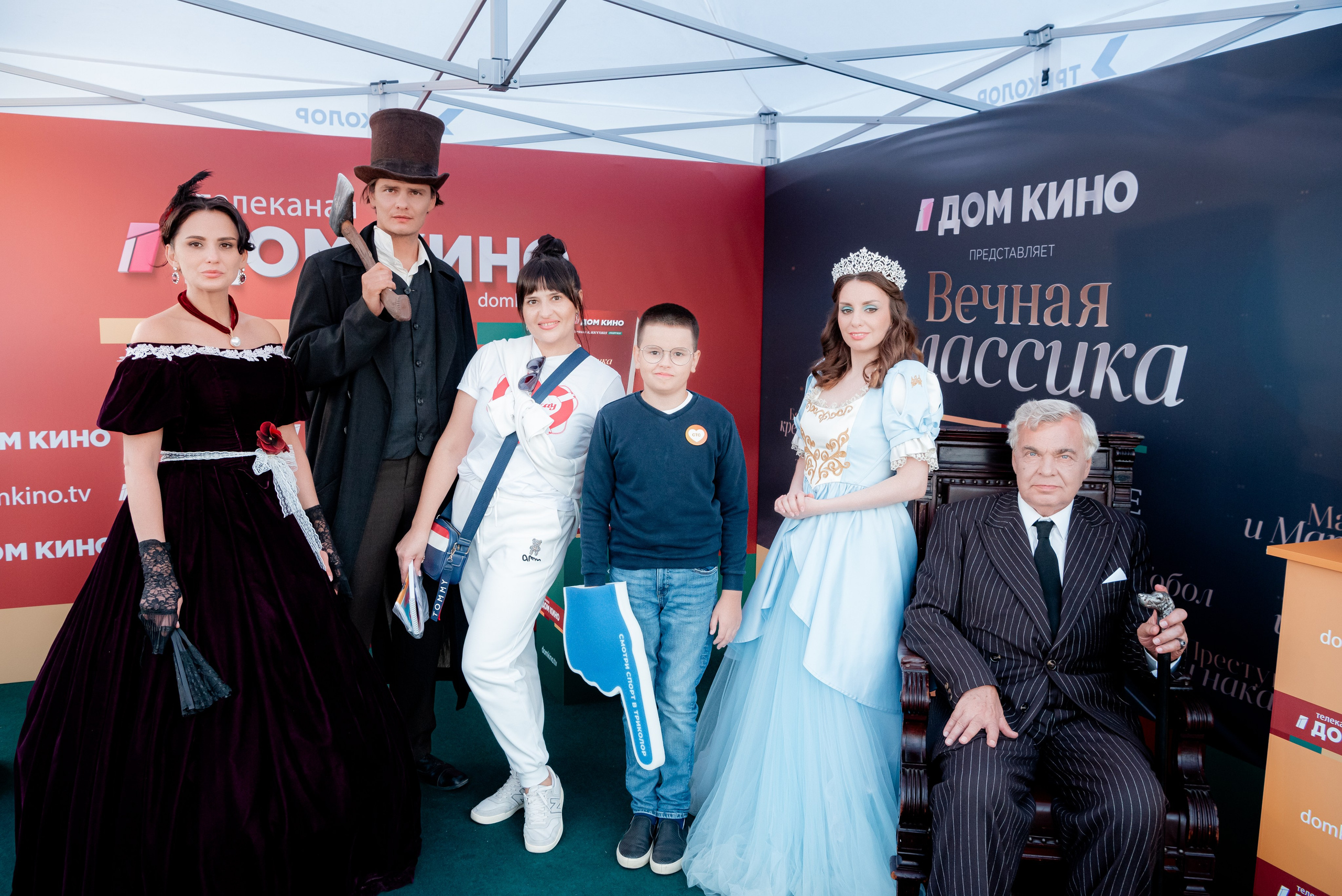 Портретные фото с артистами в палатке Триколор Дом Кинов на день города Волгоград. Фотограф в Волгограде и Волжском Александр Горбань