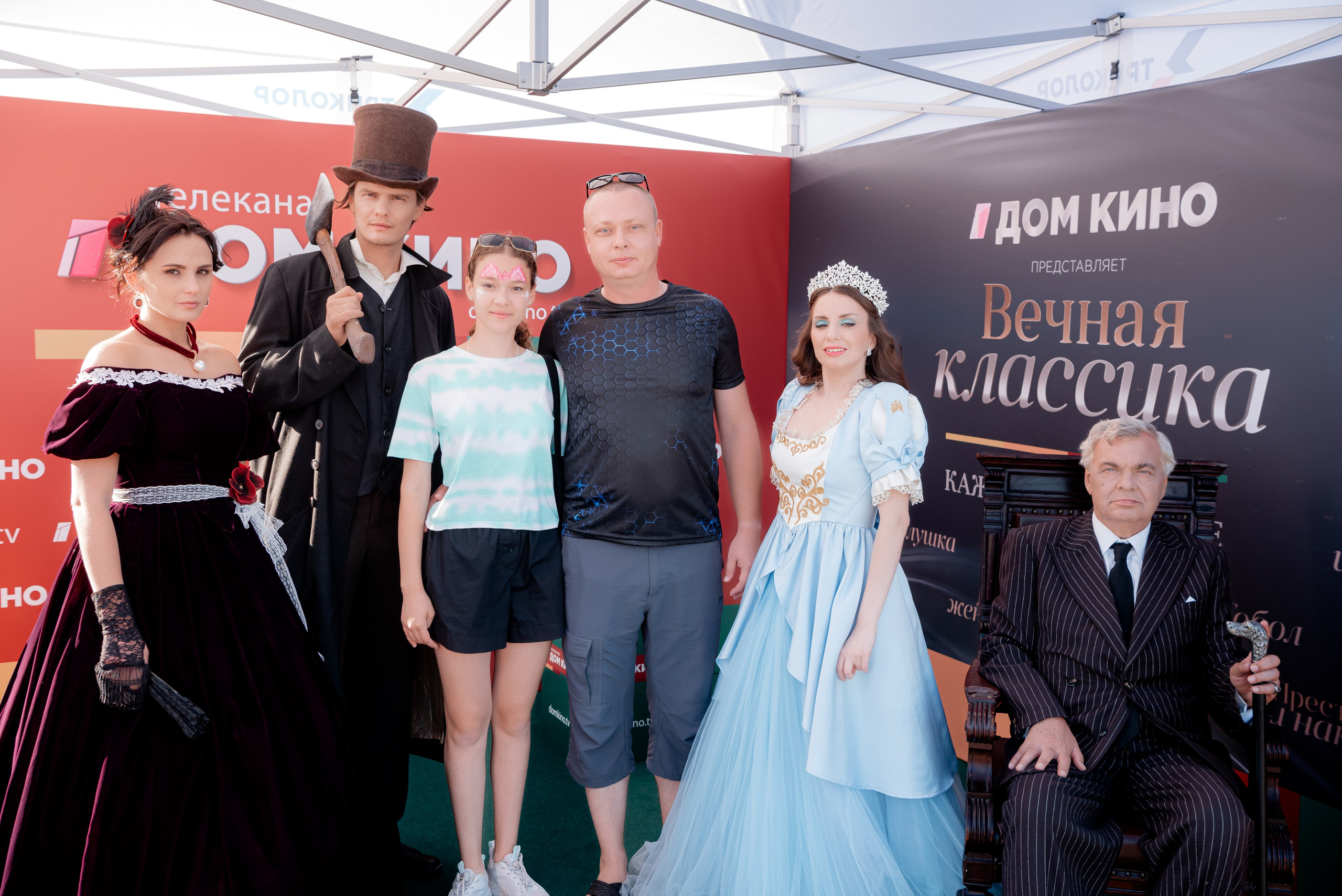 Портретные фото с артистами в палатке Триколор Дом Кинов на день города Волгоград. Фотограф в Волгограде и Волжском Александр Горбань