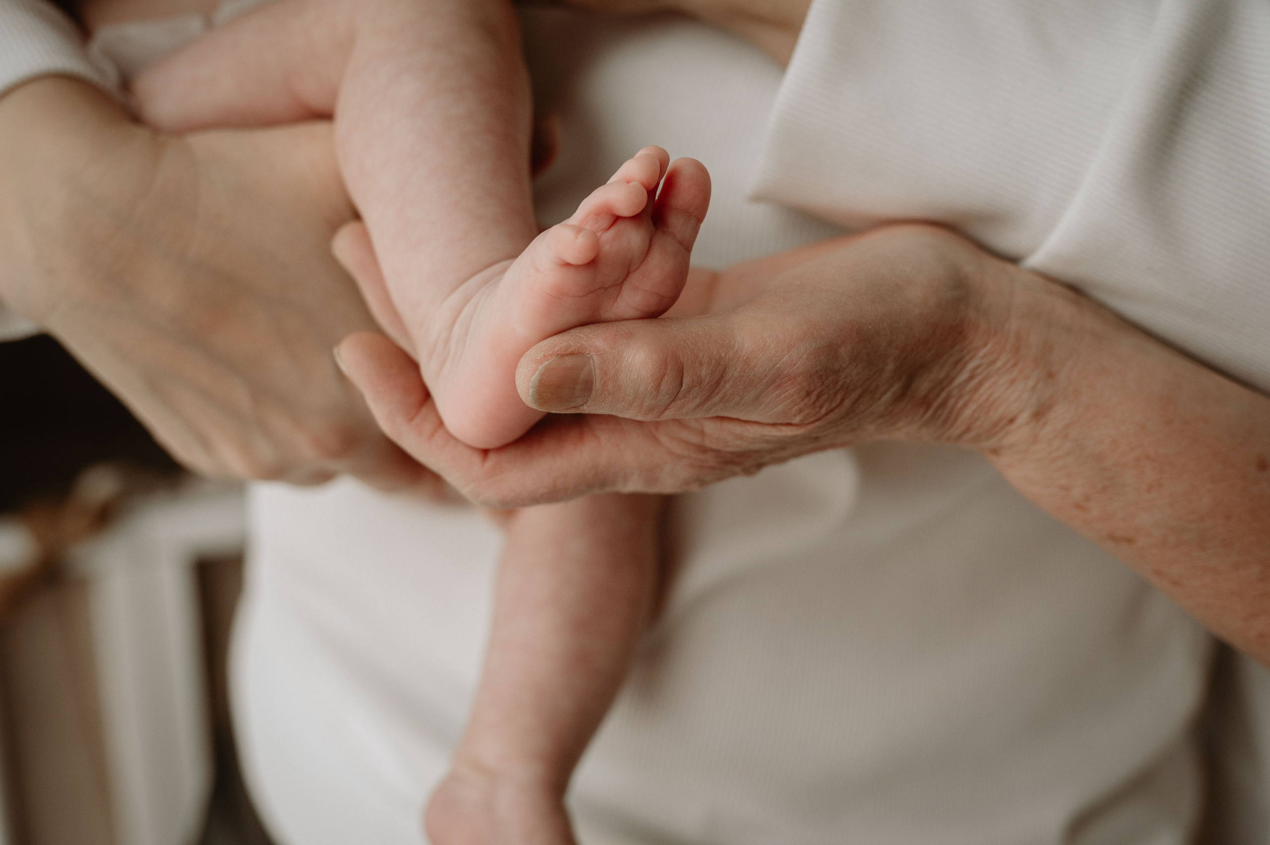 Малышка Зои с мамой и бабушками. Фотограф беременности и семьи, домашние съемки, Ньюборн