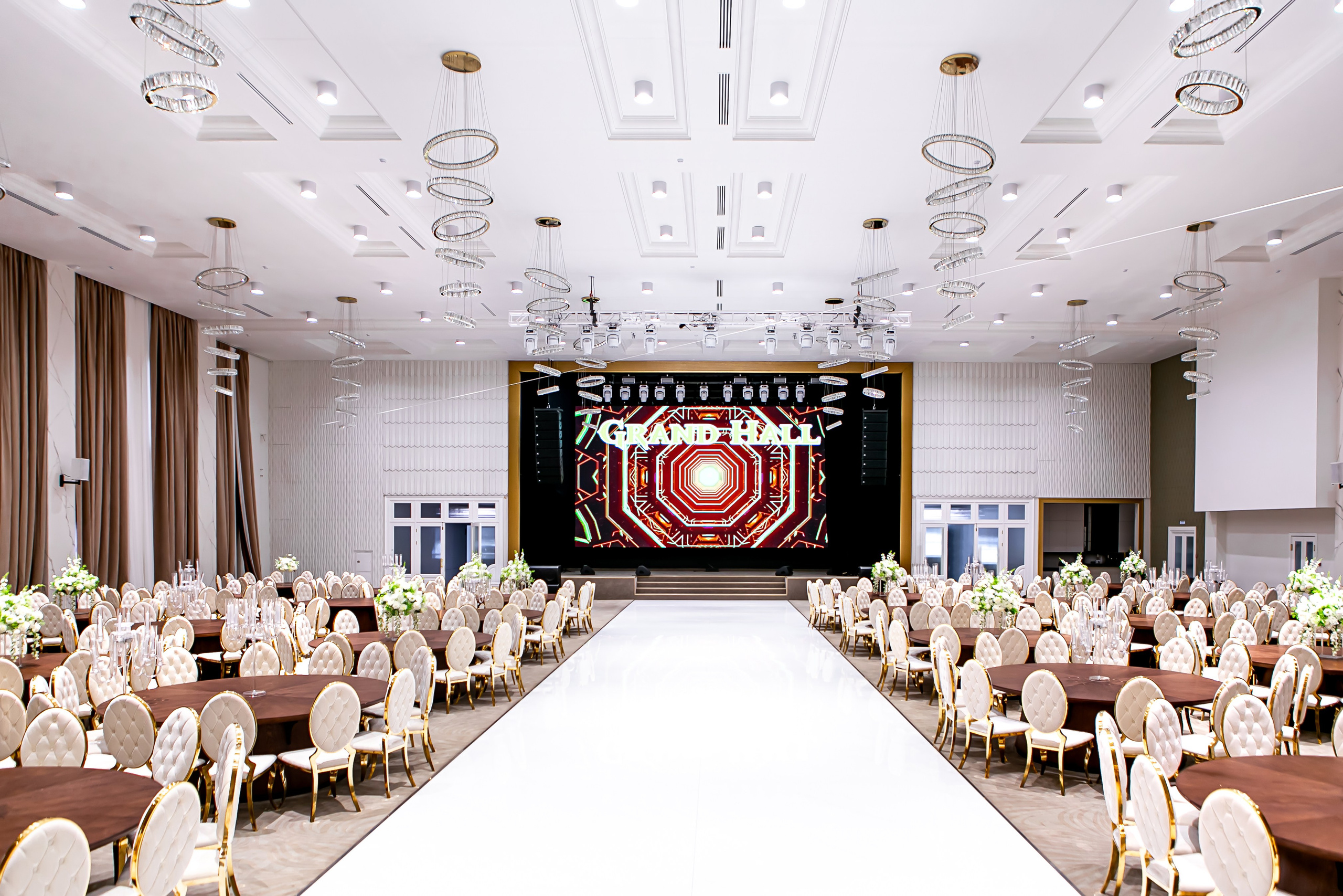 Банкетный зал Grand Holl. Контент фотограф, съемка для маркетплейсов, фуд съемка и репортажи в Новосибирске Ралия Галеева