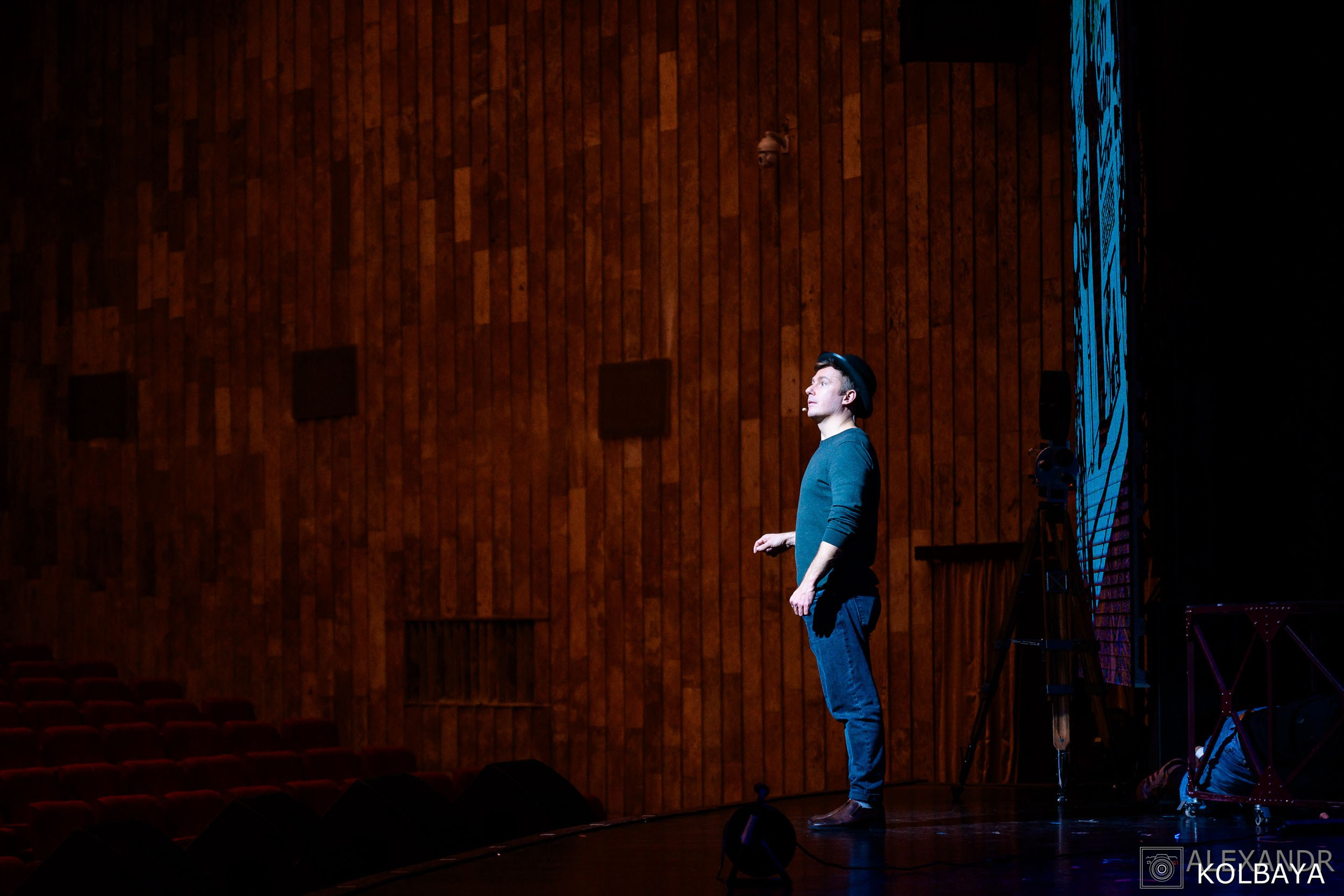 Фотографии со спектакля «Привет, я тетя Чарли». Концертный и театральный репортажный фотограф в Москве Александр Колбая