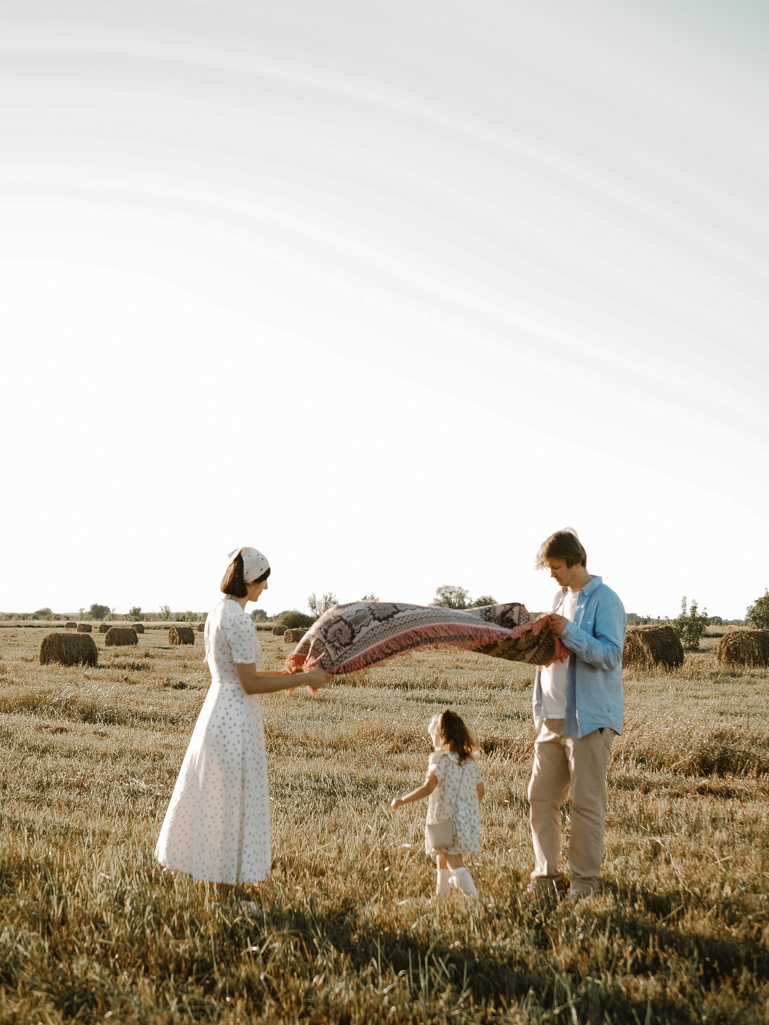 Гоняться по полю на тачке с мамой и папой. Обижаться. Смеяться. Фотограф Рязань. Семейный Свадебный фотограф