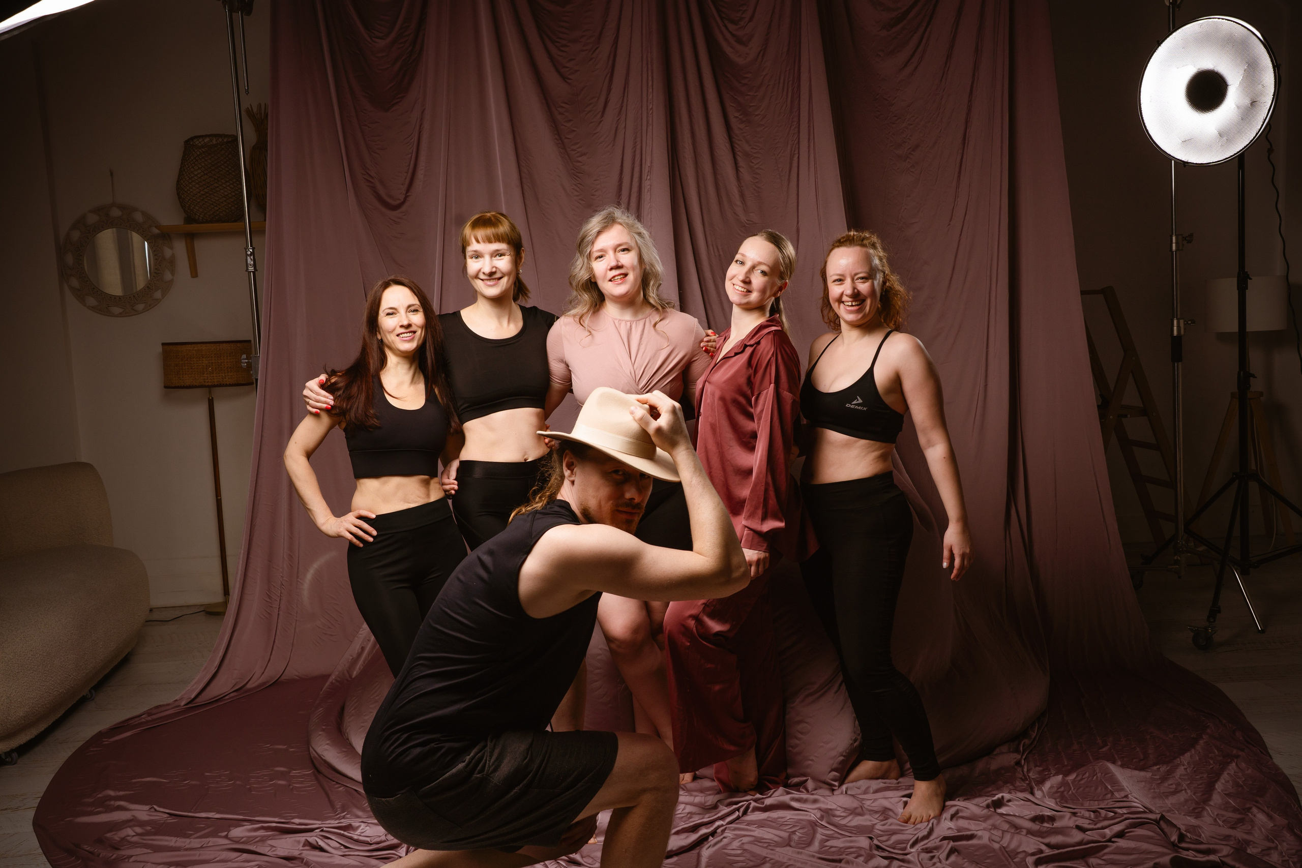 Фотосессия Акройогов с развевающейся тканью. Фотограф в Томске Григорий Шаповалов