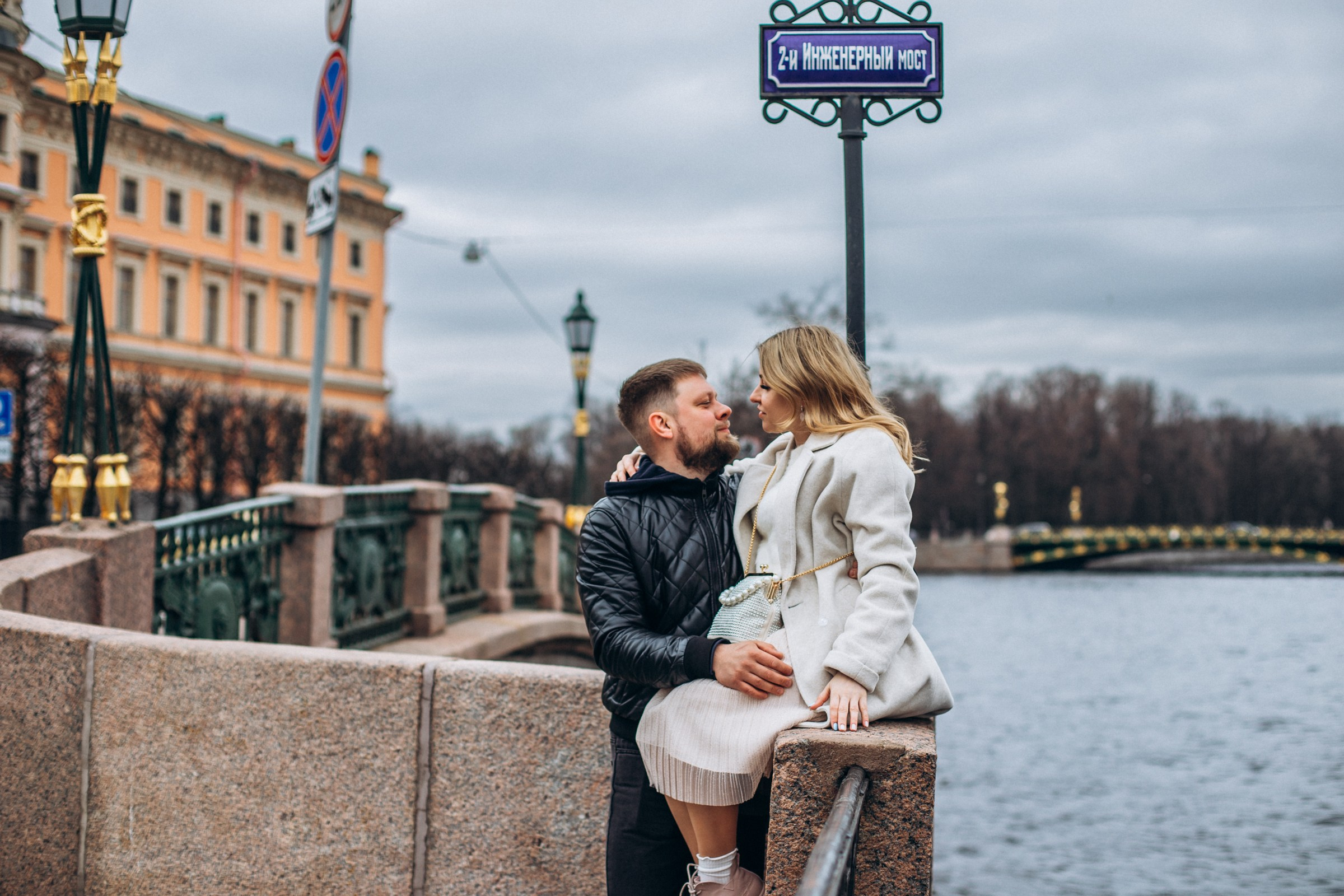 Максим и Юлия в апреле. Фотопрогулка в Петербурге. Индивидуальный и семейный фотограф в Санкт-Петербурге
