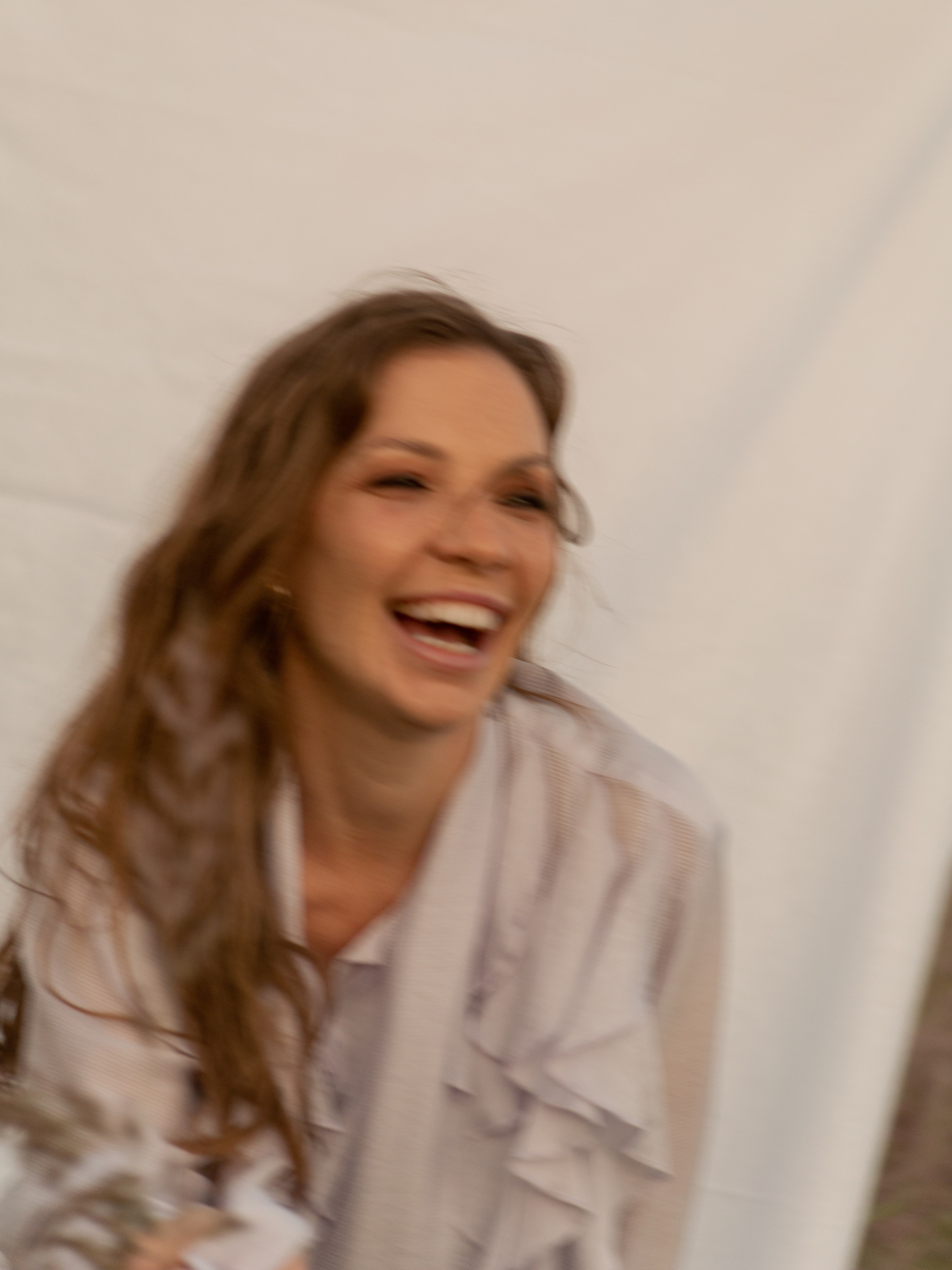 Портрет девушки утром на рассвете на улице на белом фоне, девушка улыбается