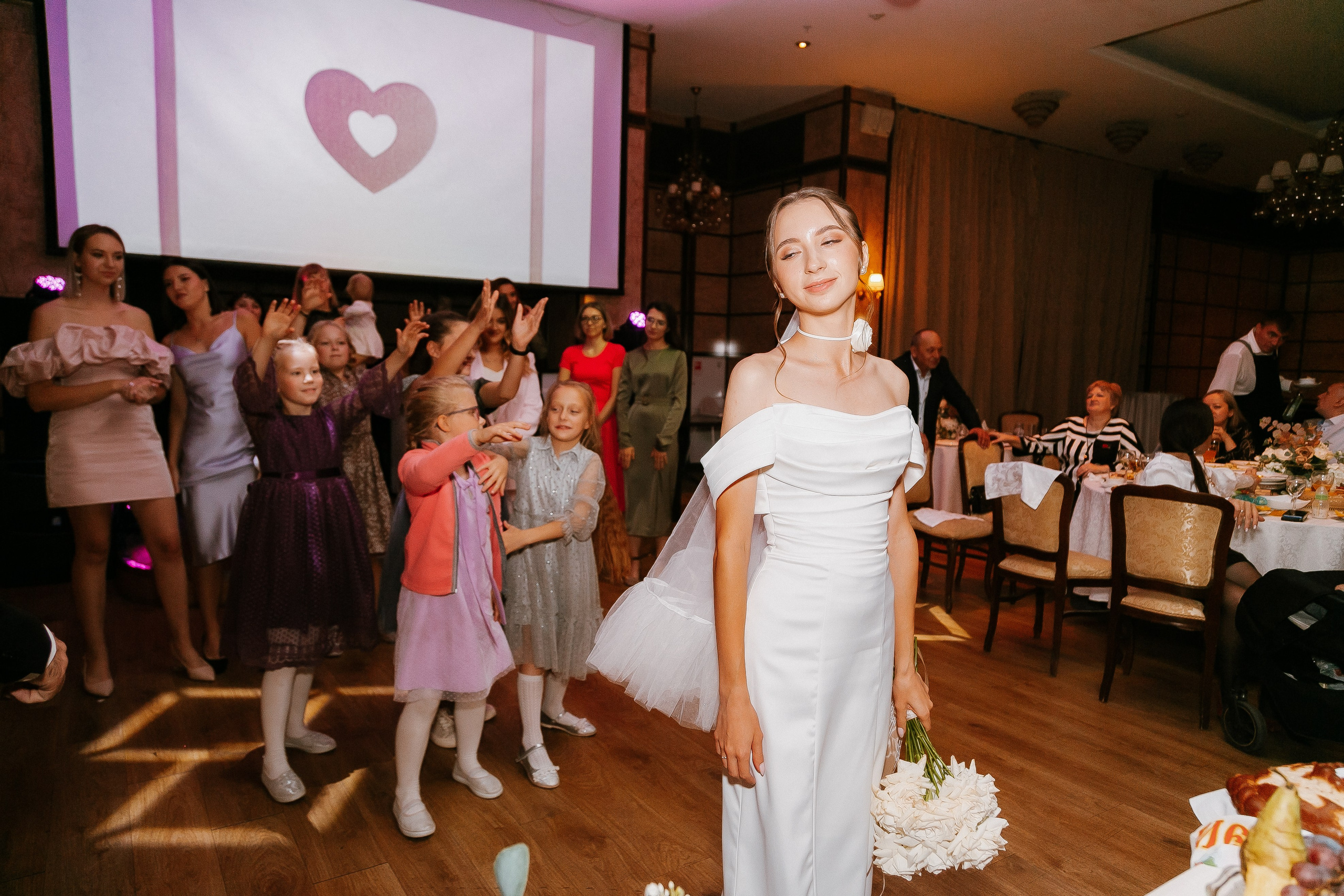 Свадебная осенняя фотосессия Ивана и Лидии в городе. Свадебный и репортажный фотограф в Ярославле и Санкт-Петербурге Роман Микрюков