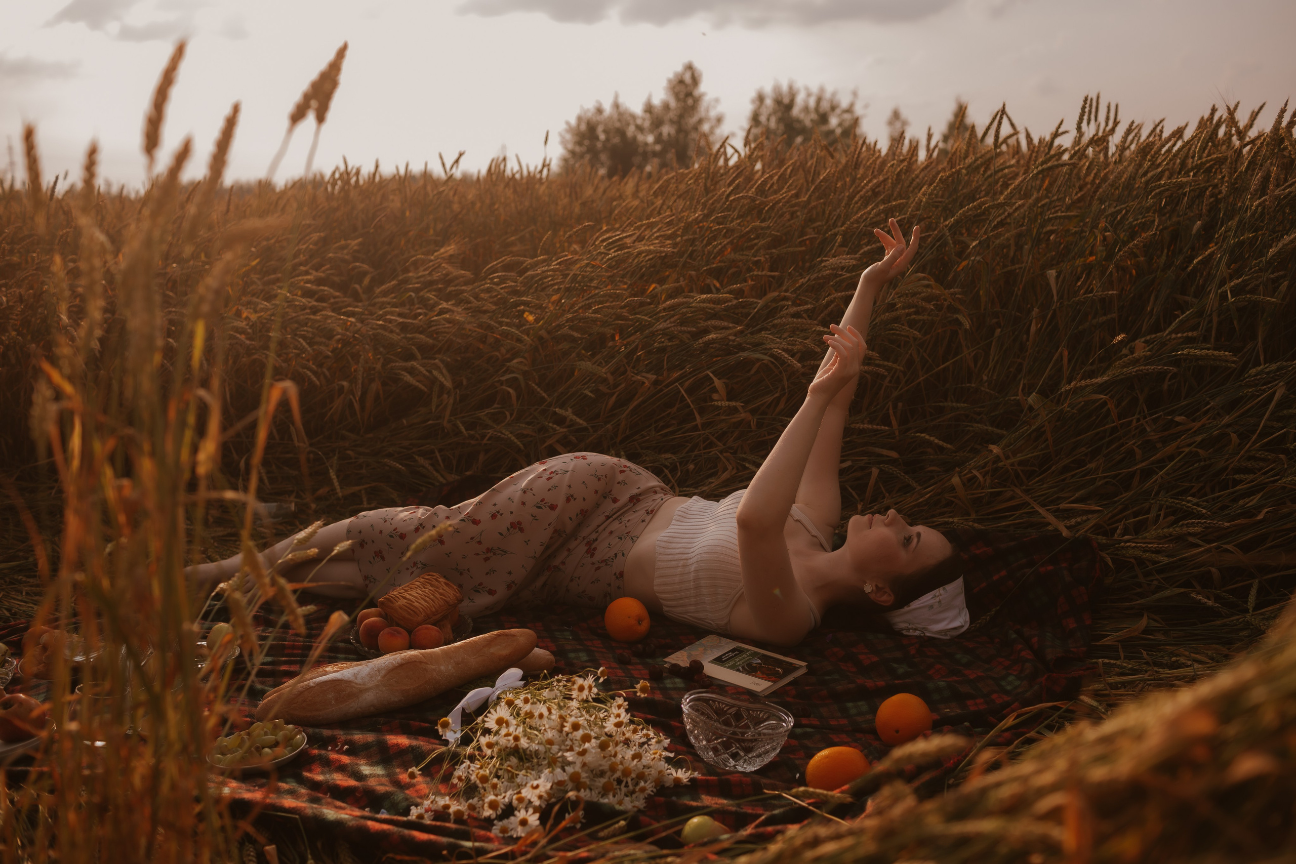 Фотосессия девушек подружек в поле. Свадебный и репортажный фотограф в Ярославле и Санкт-Петербурге Роман Микрюков