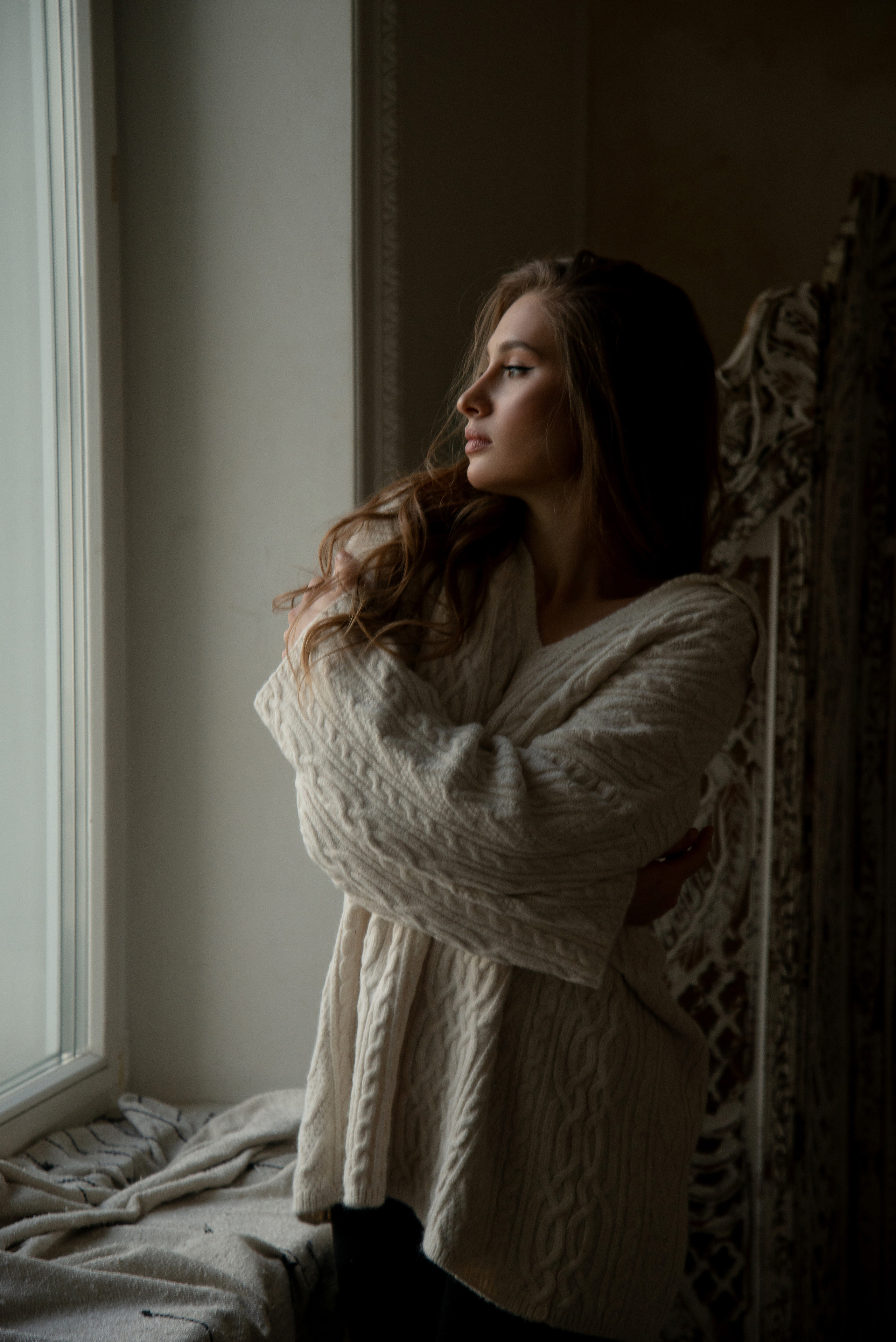 Нежная фотосессия в студии Спб, девушка в свитере на кровате. Женский фотограф Санкт-Петербург Александра Колий