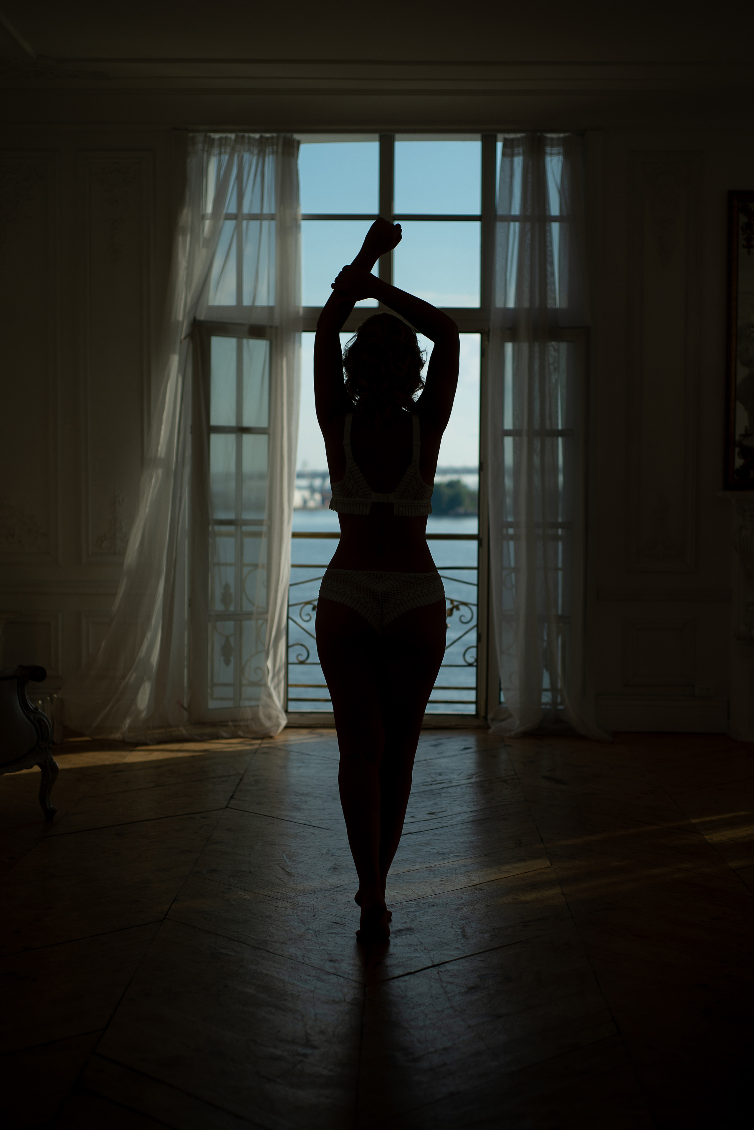 Фотосессия в белом нижнем белье в студии на балконе. Женский фотограф Санкт-Петербург Александра Колий