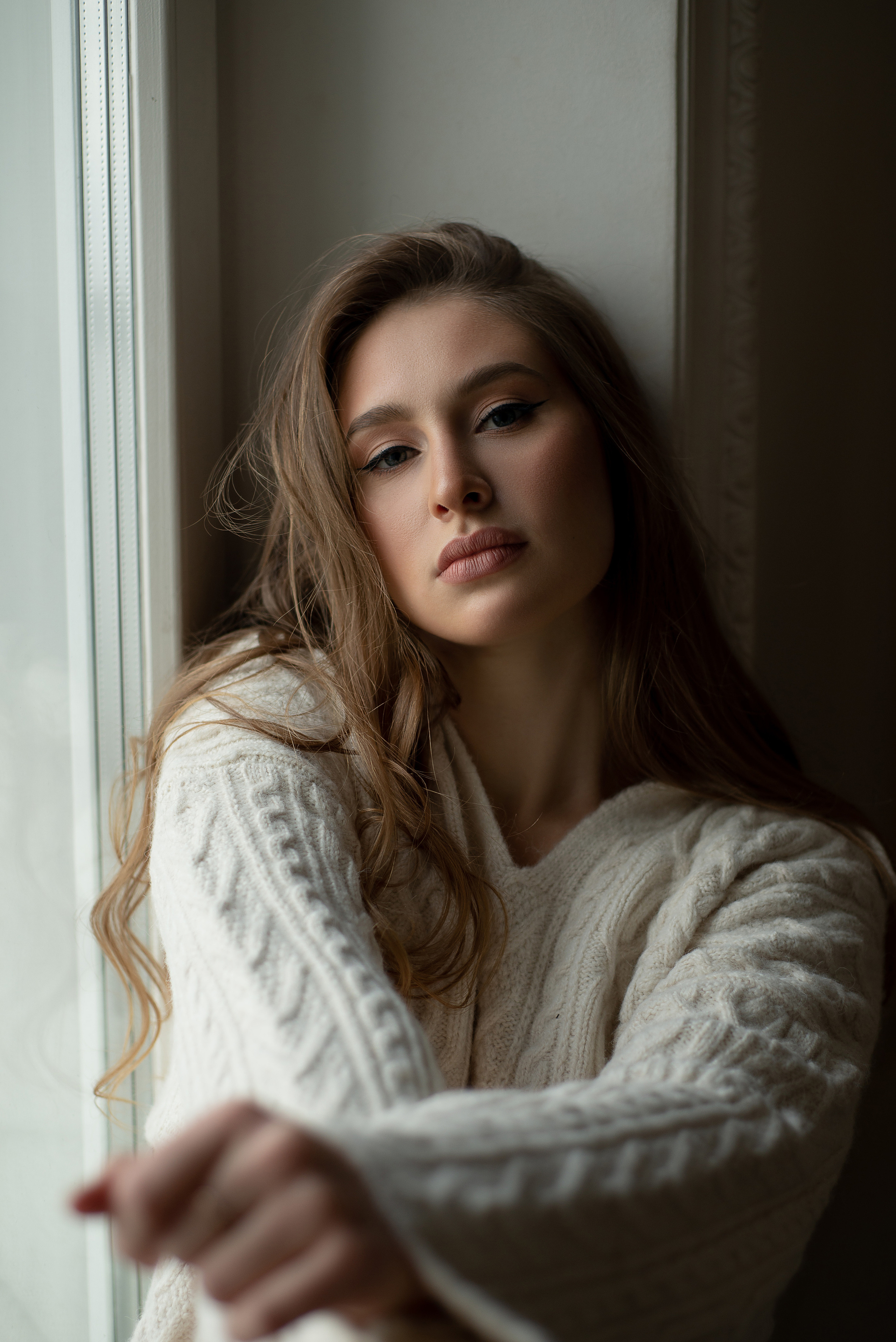 Нежная фотосессия в студии Спб, девушка в свитере на кровате. Женский фотограф Санкт-Петербург Александра Колий