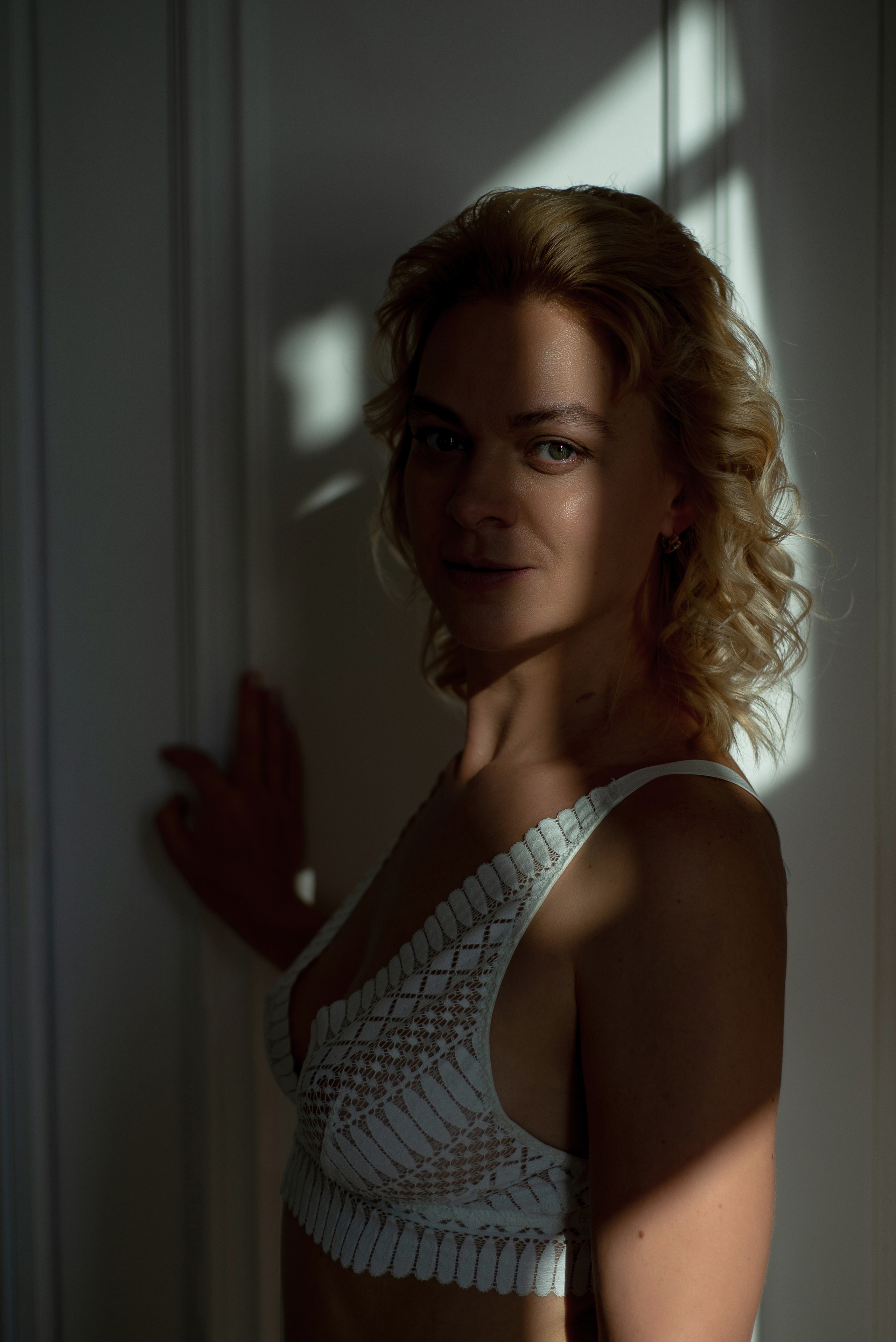 Фотосессия в белом нижнем белье в студии на балконе. Женский фотограф Санкт-Петербург Александра Колий