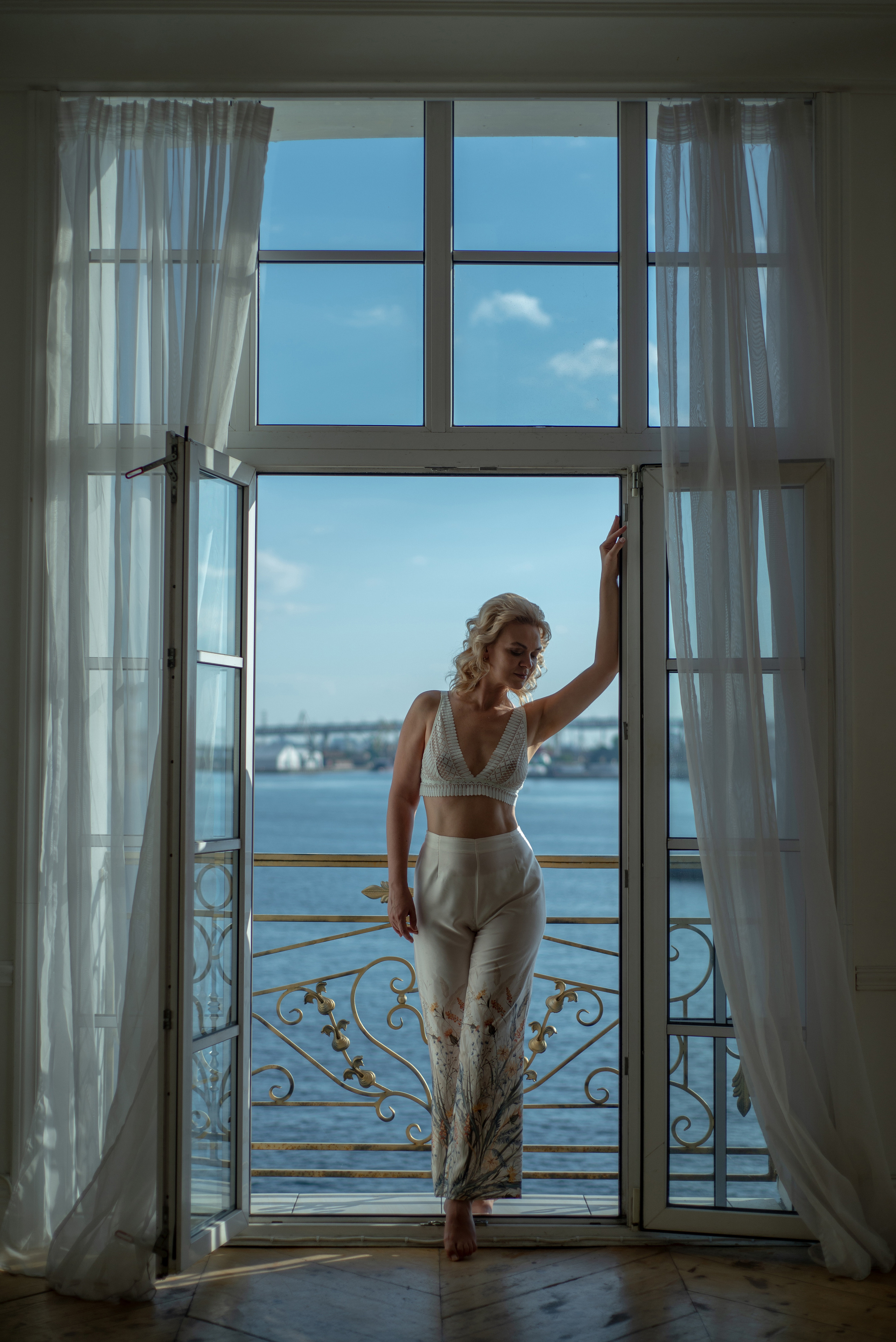 Фотосессия в белом нижнем белье в студии на балконе. Женский фотограф Санкт-Петербург Александра Колий