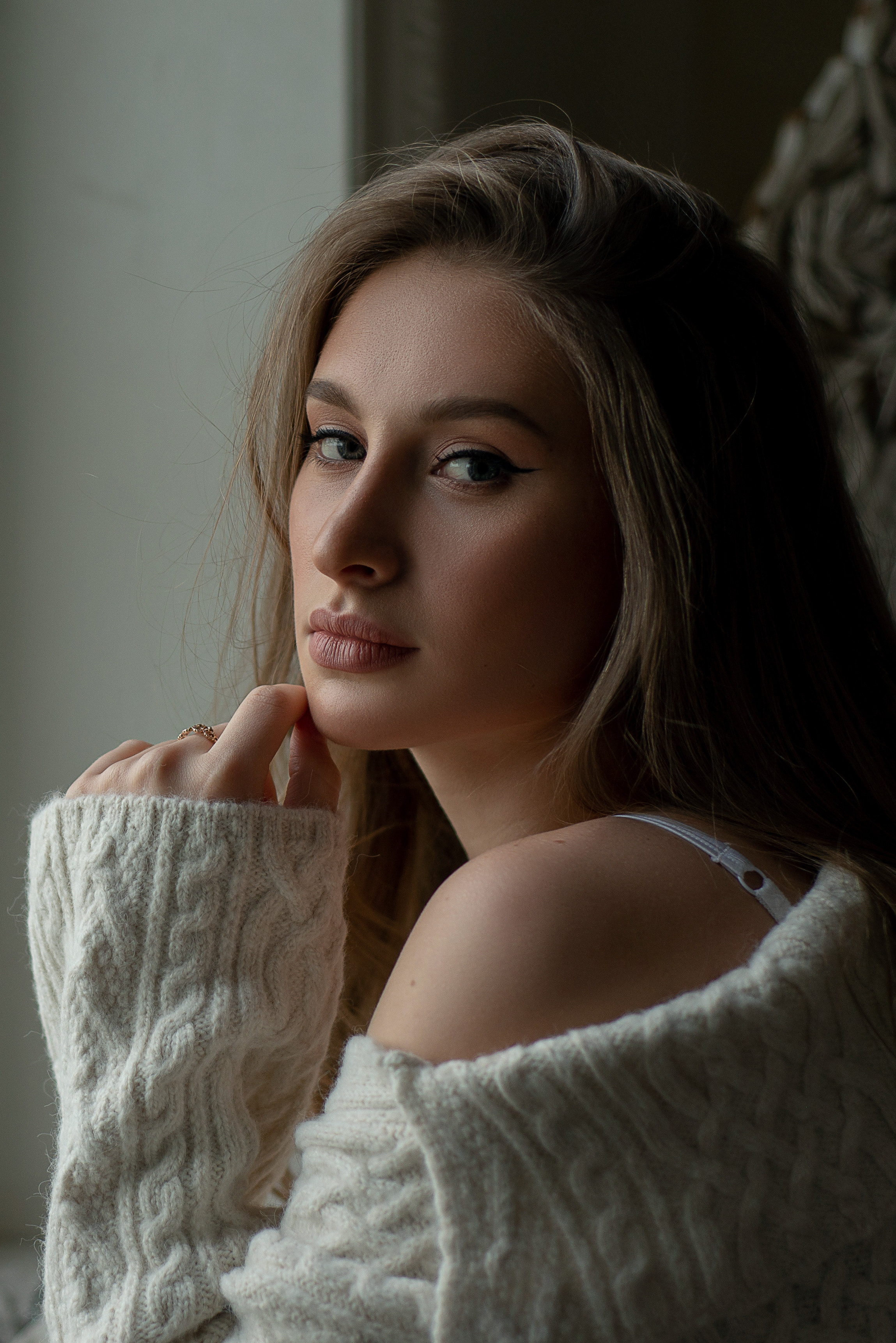 Нежная фотосессия в студии Спб, девушка в свитере на кровате. Женский фотограф Санкт-Петербург Александра Колий