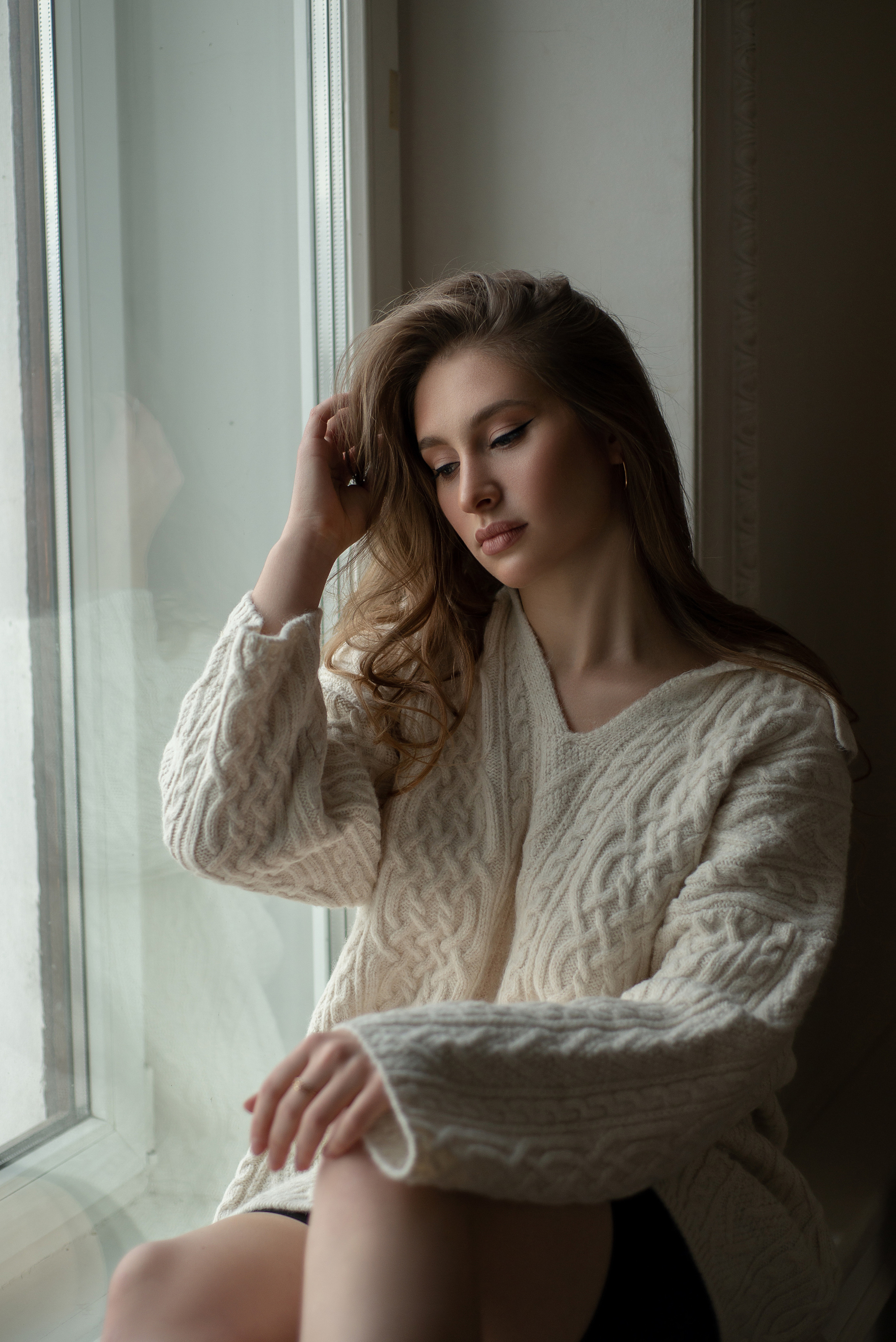 Нежная фотосессия в студии Спб, девушка в свитере на кровате. Женский фотограф Санкт-Петербург Александра Колий