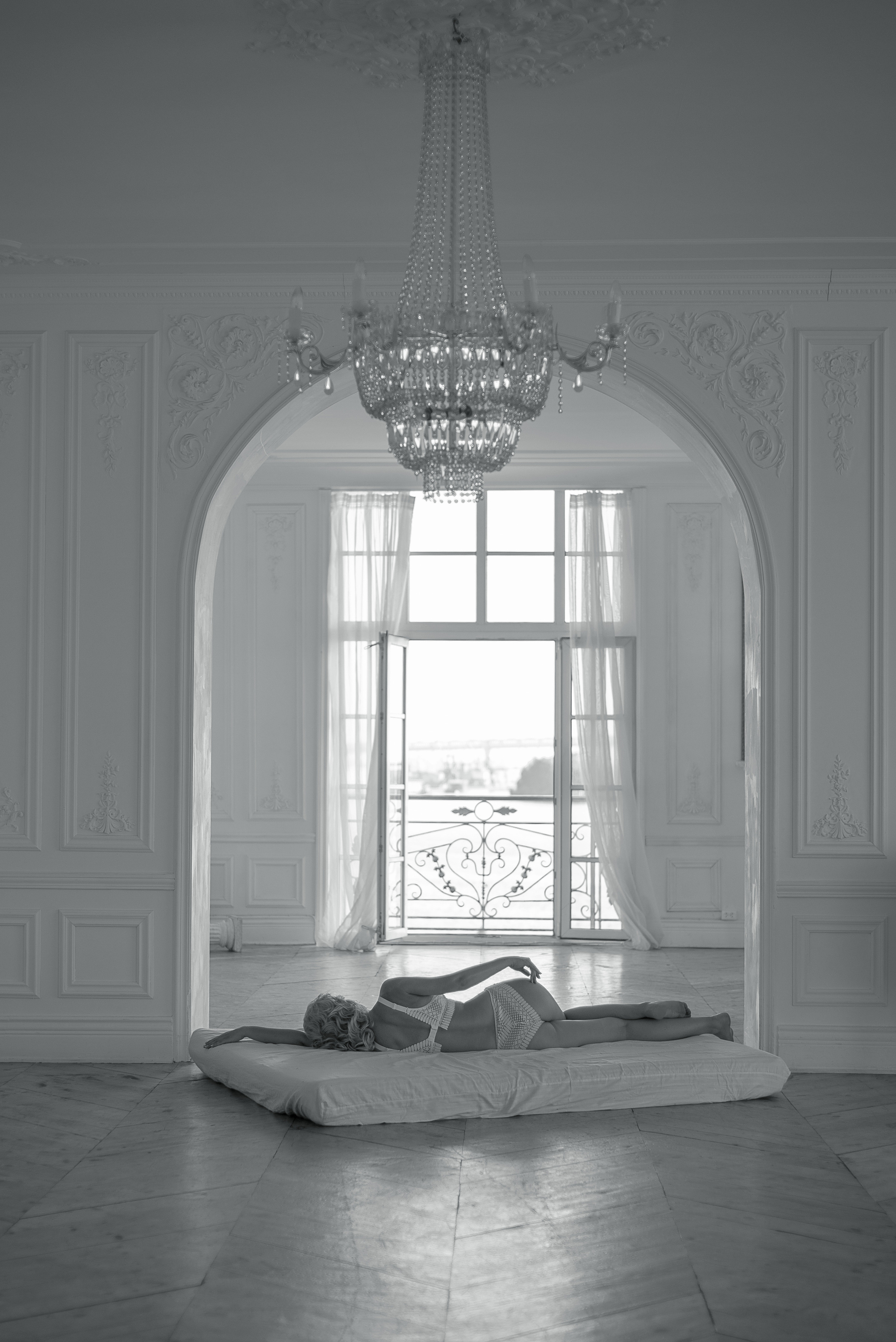 Фотосессия в белом нижнем белье в студии на балконе. Женский фотограф Санкт-Петербург Александра Колий