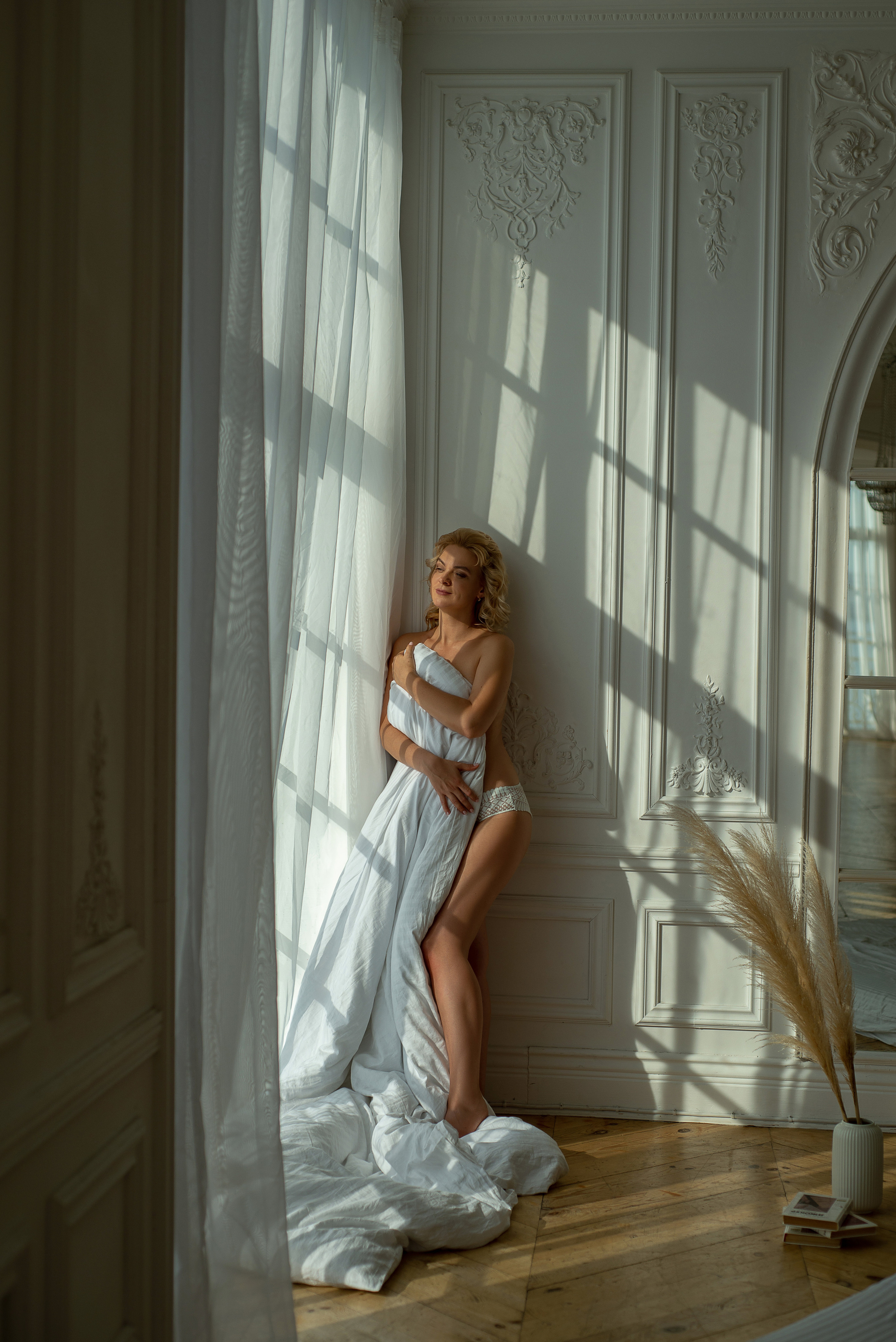 Фотосессия в белом нижнем белье в студии на балконе. Женский фотограф Санкт-Петербург Александра Колий