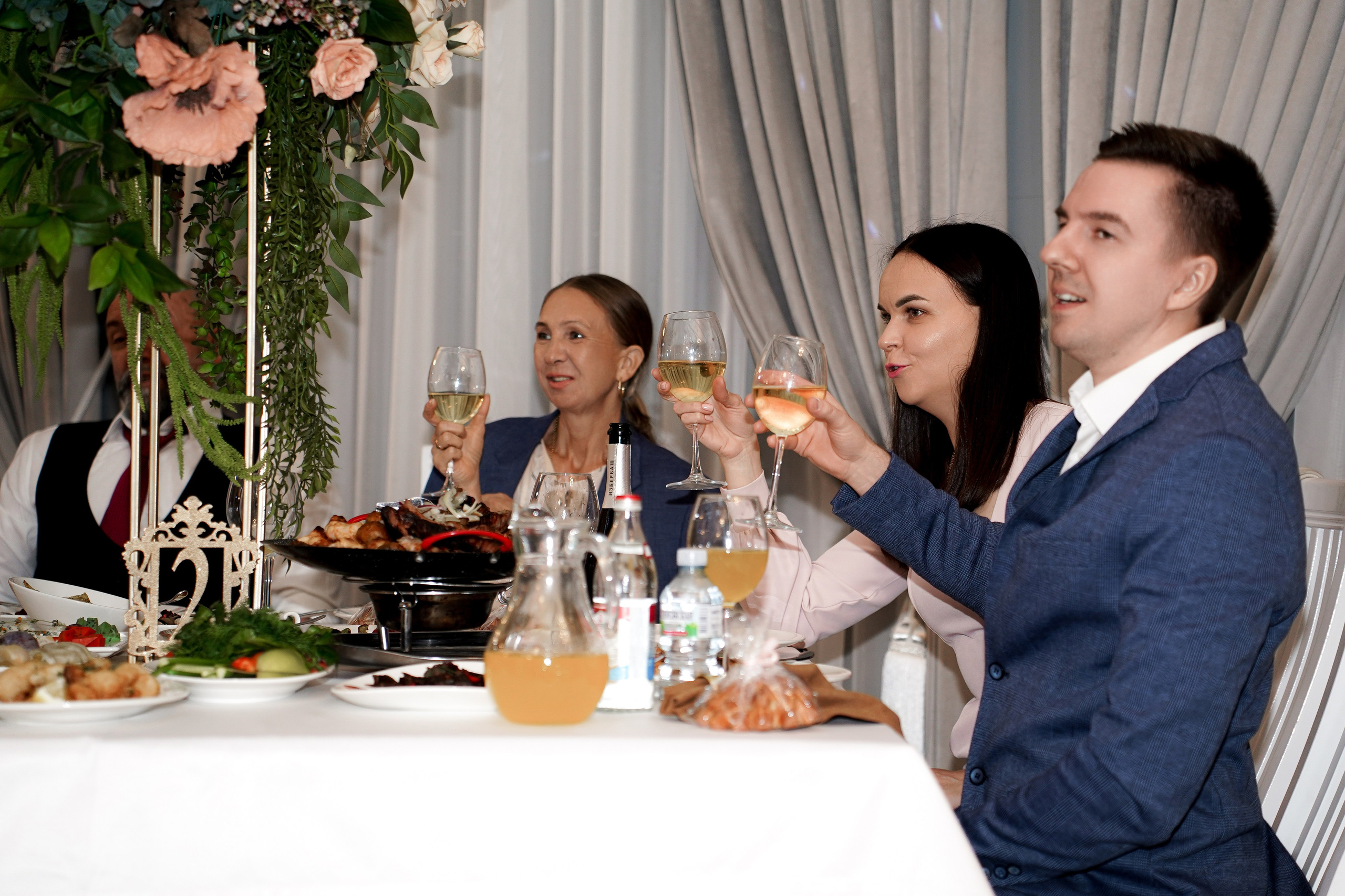 Свадебный банкет в беседке. Свадебный фотограф в Ростове-на-Дону. Таинство Крещения и Венчания, семейные фотосессии. Алёна Чёботова