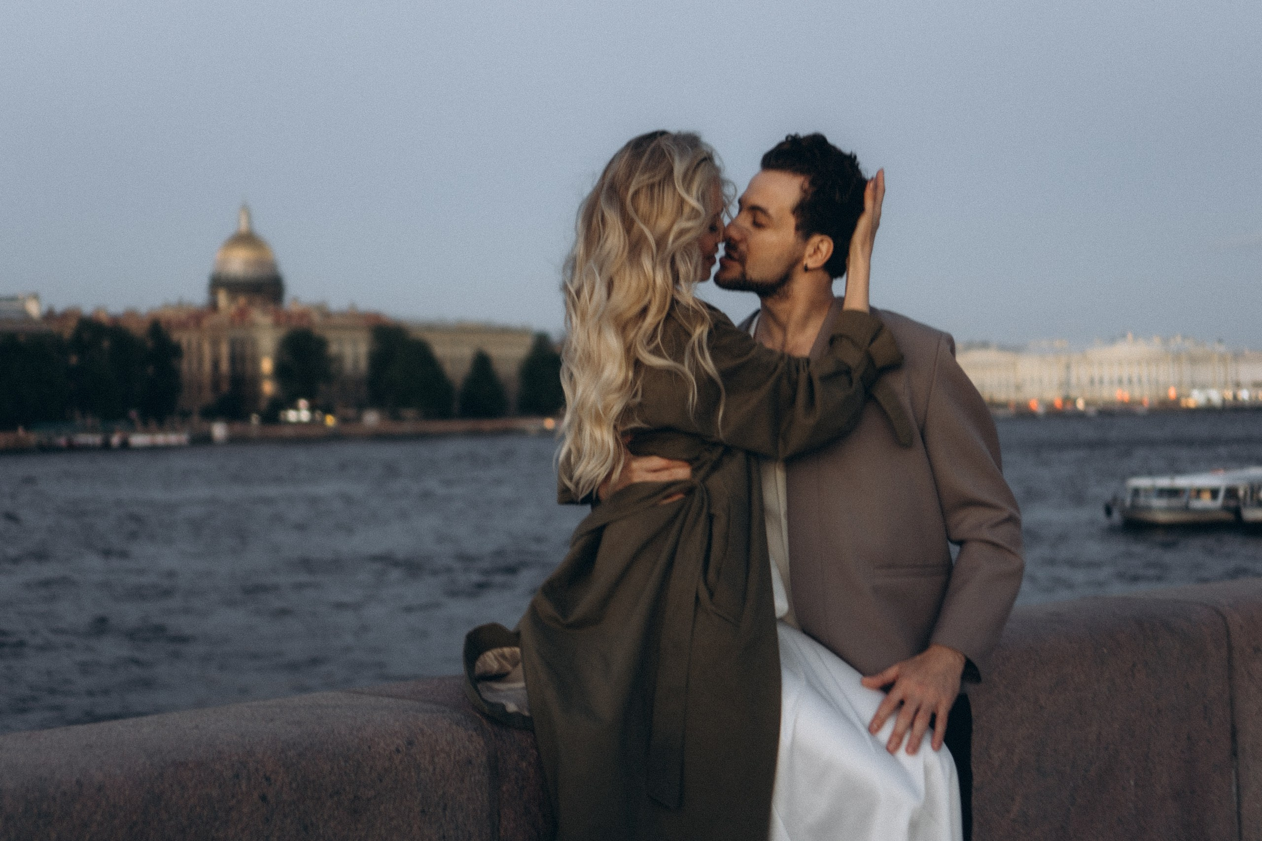 СВАДЕБНАЯ СЬЕМКА ПАРЫ НА РАССВЕТЕ В БЕЛЫЕ НОЧИ И ПРОГУЛКА С РАЗВОДНЫМИ МОСТАМИ И ПИКНИК ВОЗЛЕ ИСАКИЕВСКОГО СОБОРА. Профессиональный фотограф, Санкт-Петербург — Виктория Богомолова