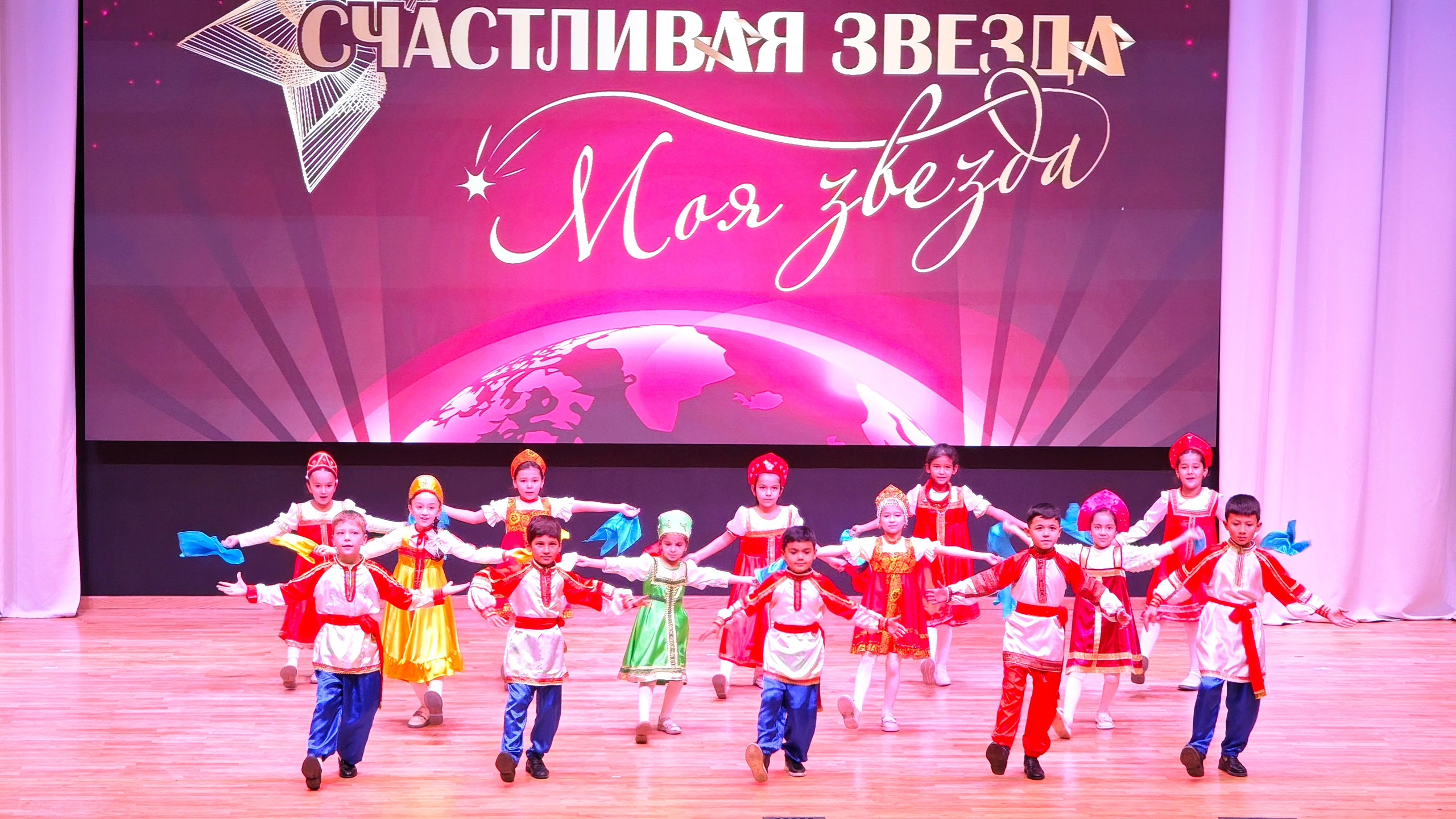 1 ноября 2025 г, г. Бохтар, Таджикистан. Золотое яблочко