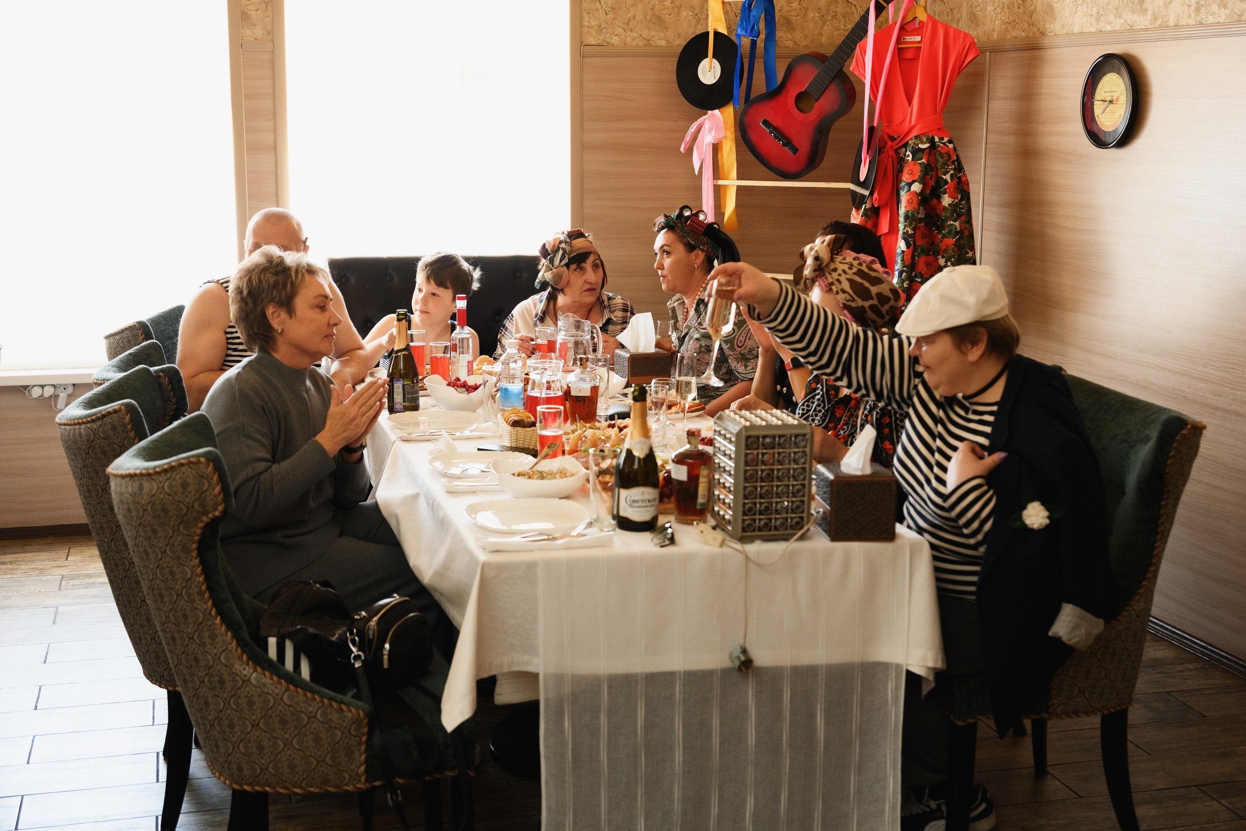 Фотосъемка дня рождения в кафе в Петропавловске-Камчатском, Яркая праздничная фотосессия в кафе в Петропавловске-Камчатском, Необычная фотосъемка дня рождения в стильном кафе в Петропавловске-Камчатском, Эмоциональные и живые кадры с праздника в Петропавловске-Камчатском, Стоимость фотосъемки дня рождения в кафе в Петропавловске-Камчатском.