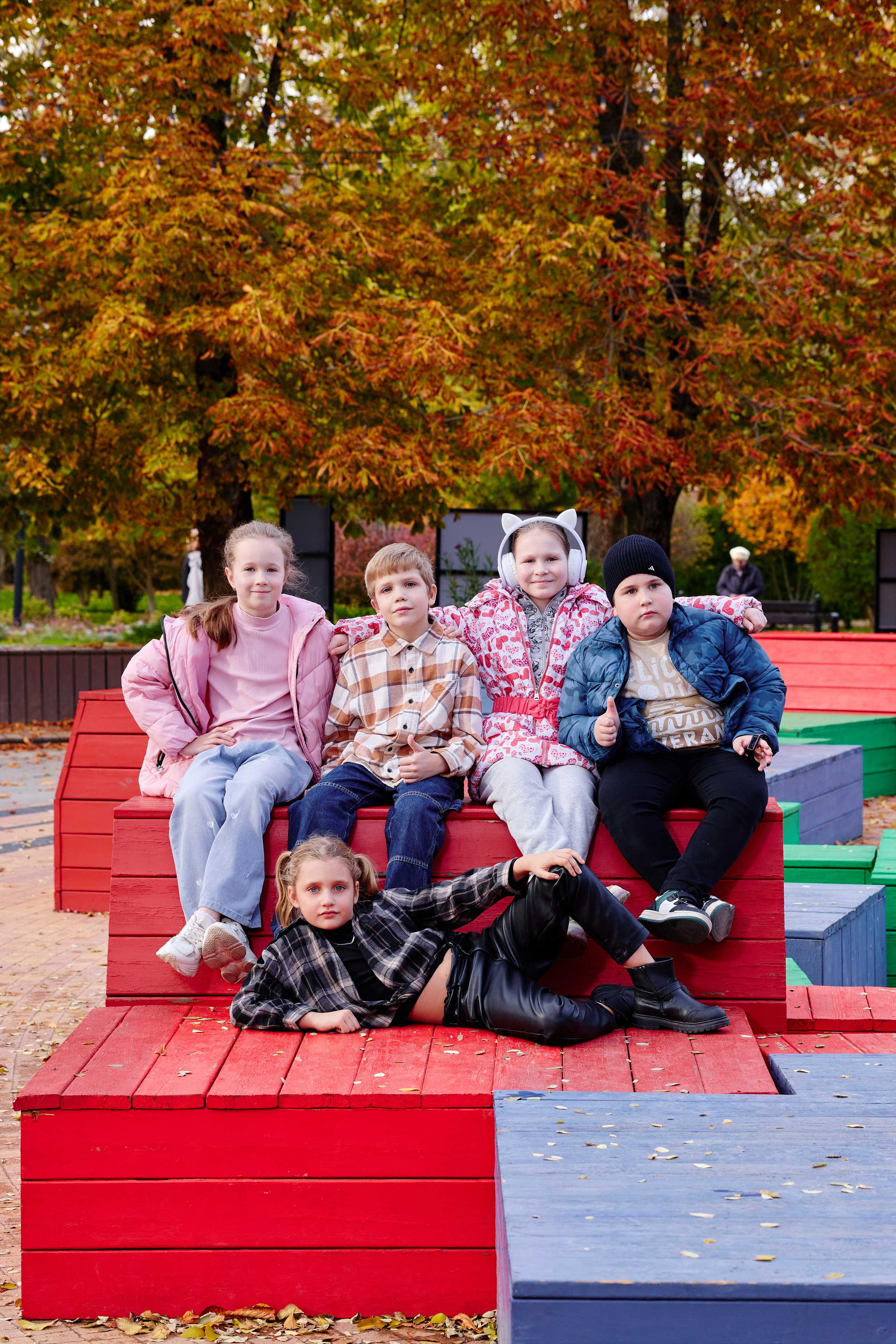Прогулка в парке классом. Фотограф Выпускные альбомы Таганрог Сергей Коробченко
