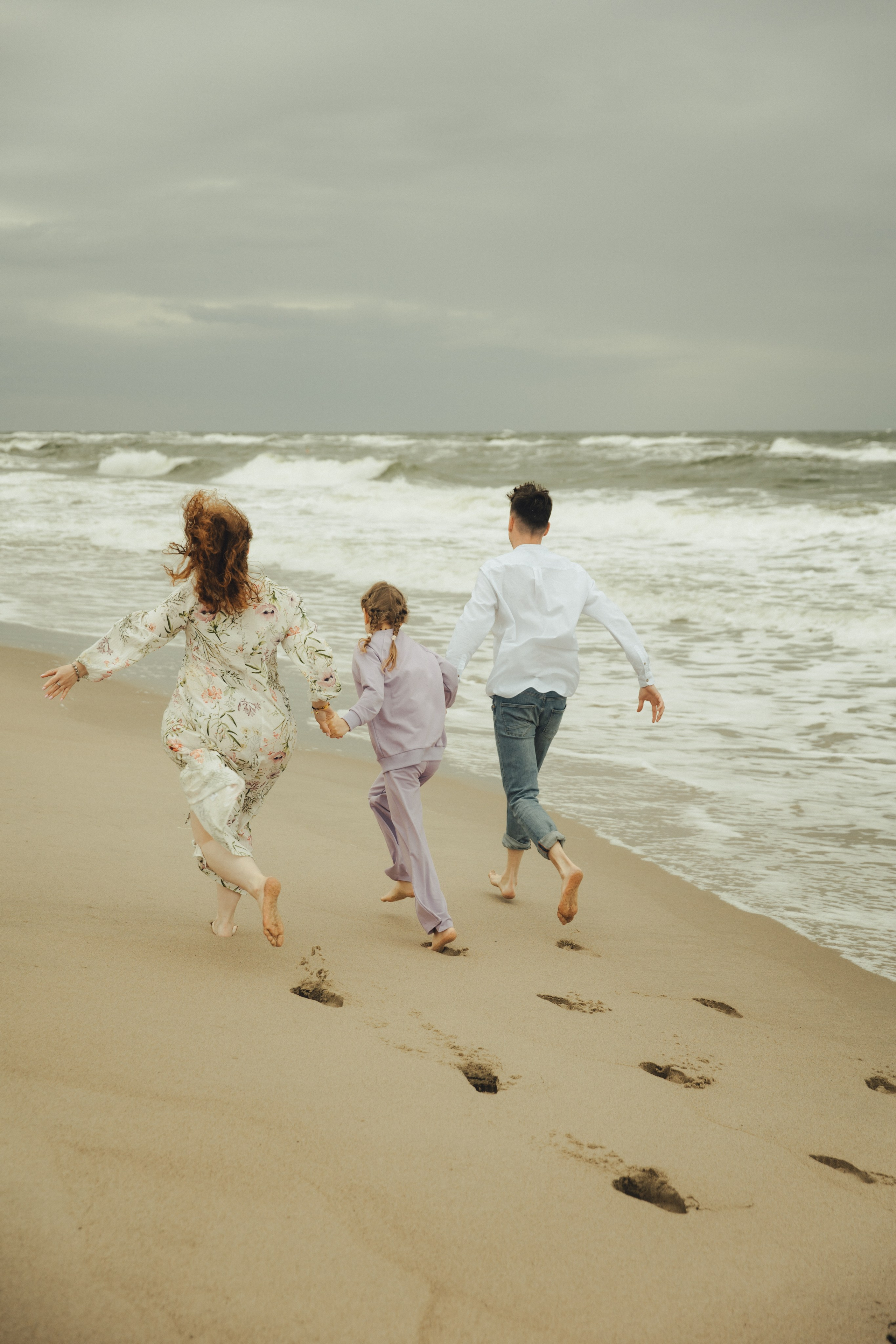 Семья в Янтарном / шторм. Фотограф Калининград Илья Миллер