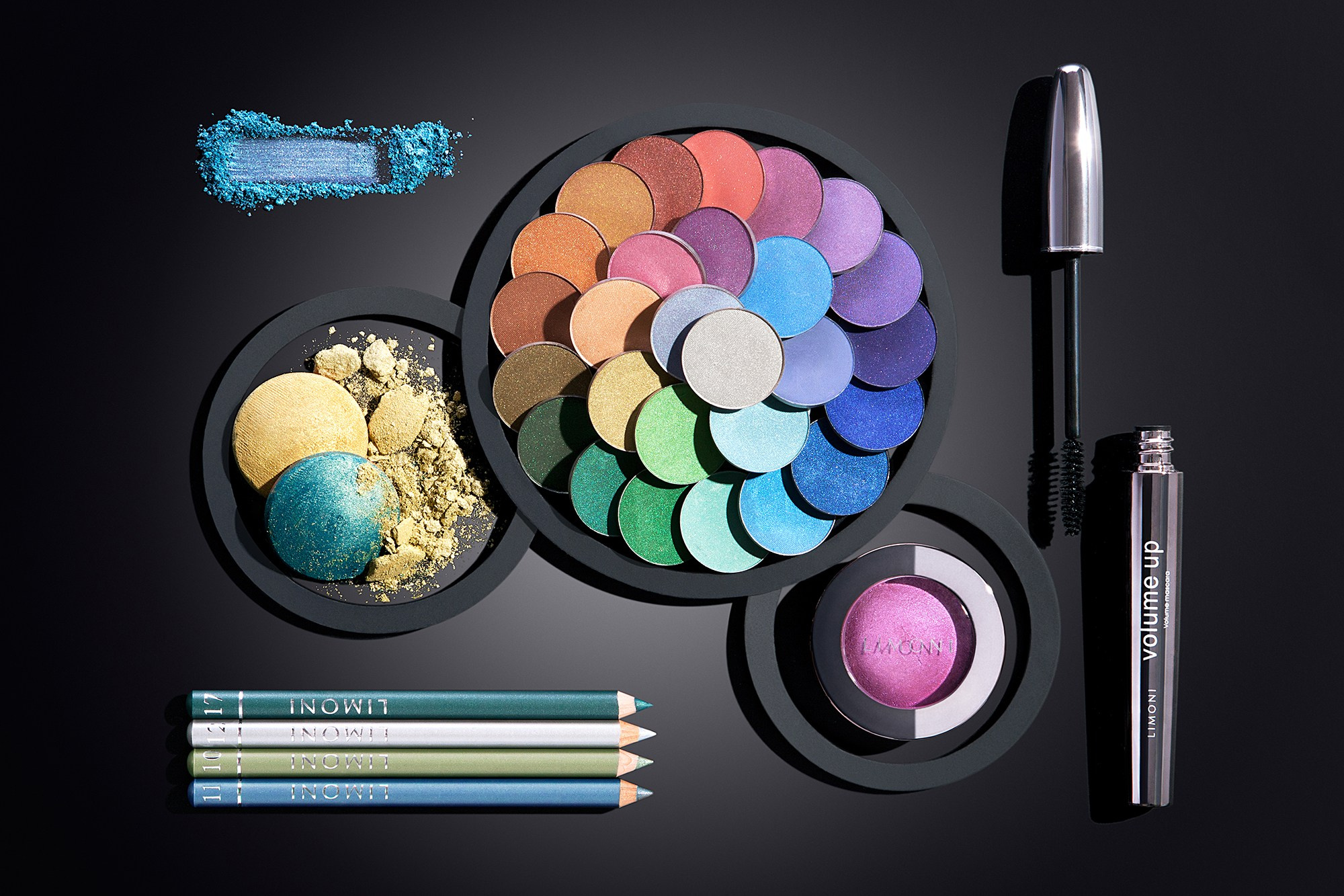 Предметная фотосъемка декоративной косметики на черном фоне