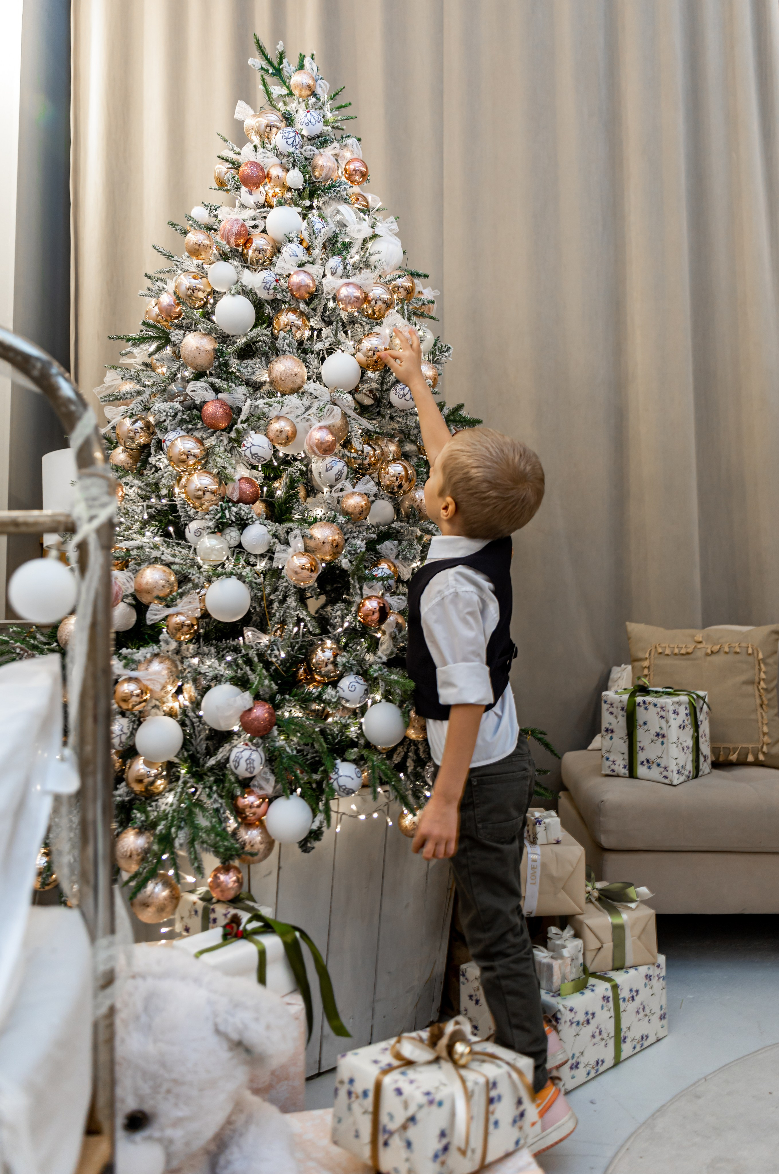 НОВЫЙ ГОД семейная фотосессия. ФОТОГРАФ РАДОСТИ Фотосессия в студии СПб. Портретный фотограф — Юрий Торлопов