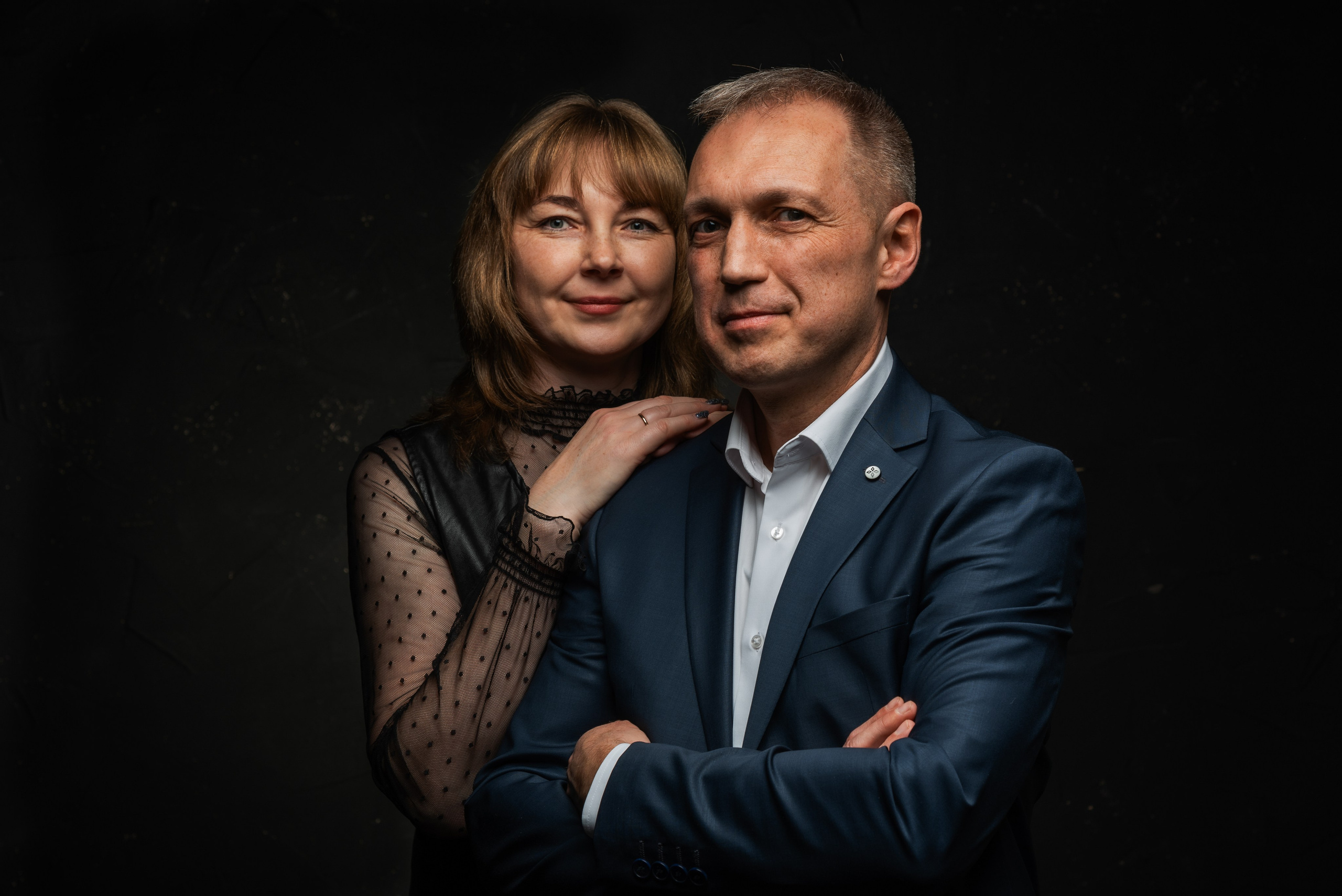Фотосессия лавстори. Портрет семейной пары на тёмном фоне