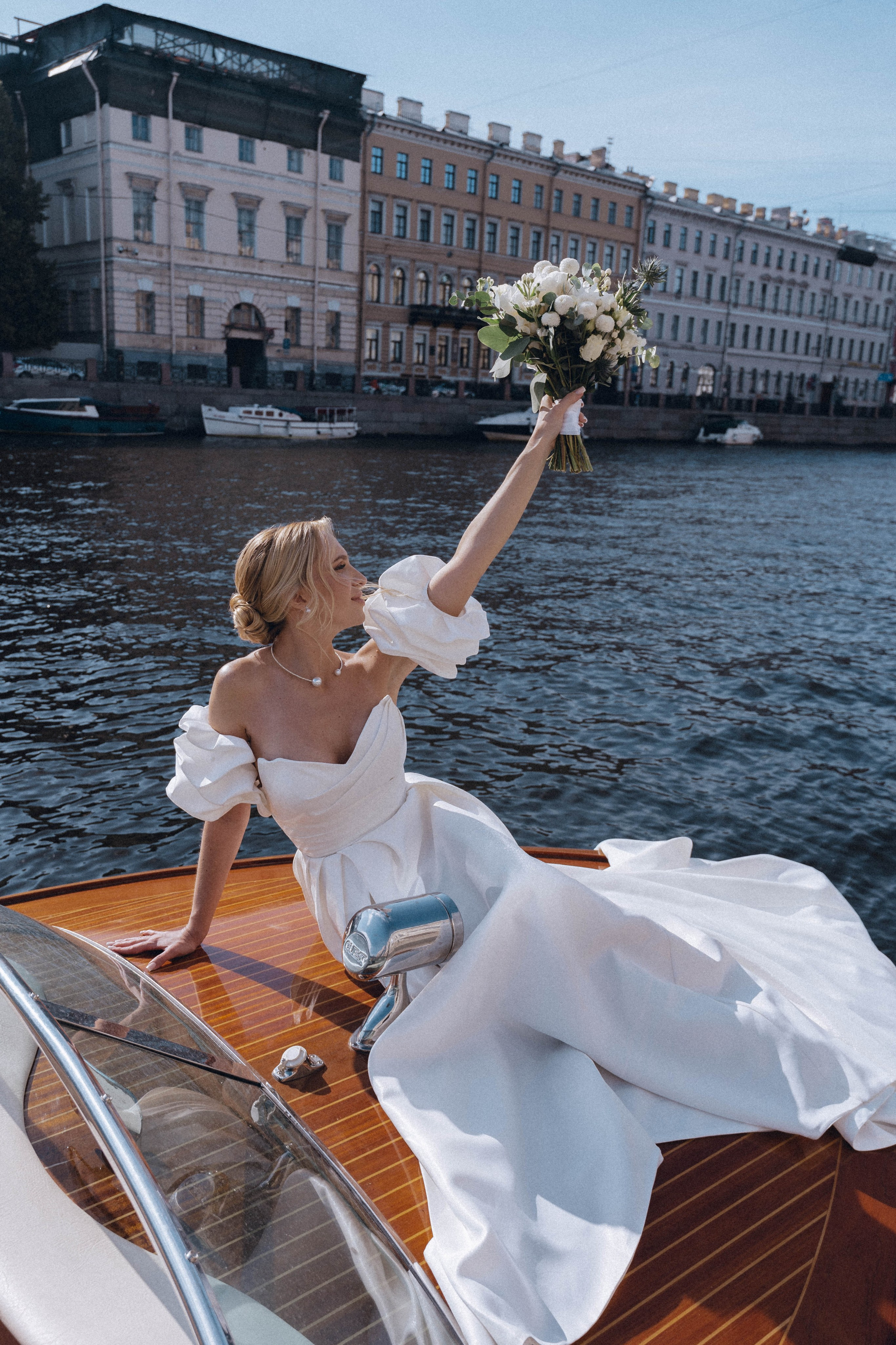 СВАДЕНБНАЯ СЬЕМКА НА КАТЕРЕ ПО КАНАЛАМ САНКТ-ПЕТЕРБУРГА И В АКВАТОРИИ НЕВЫ. Профессиональный фотограф, Санкт-Петербург — Виктория Богомолова