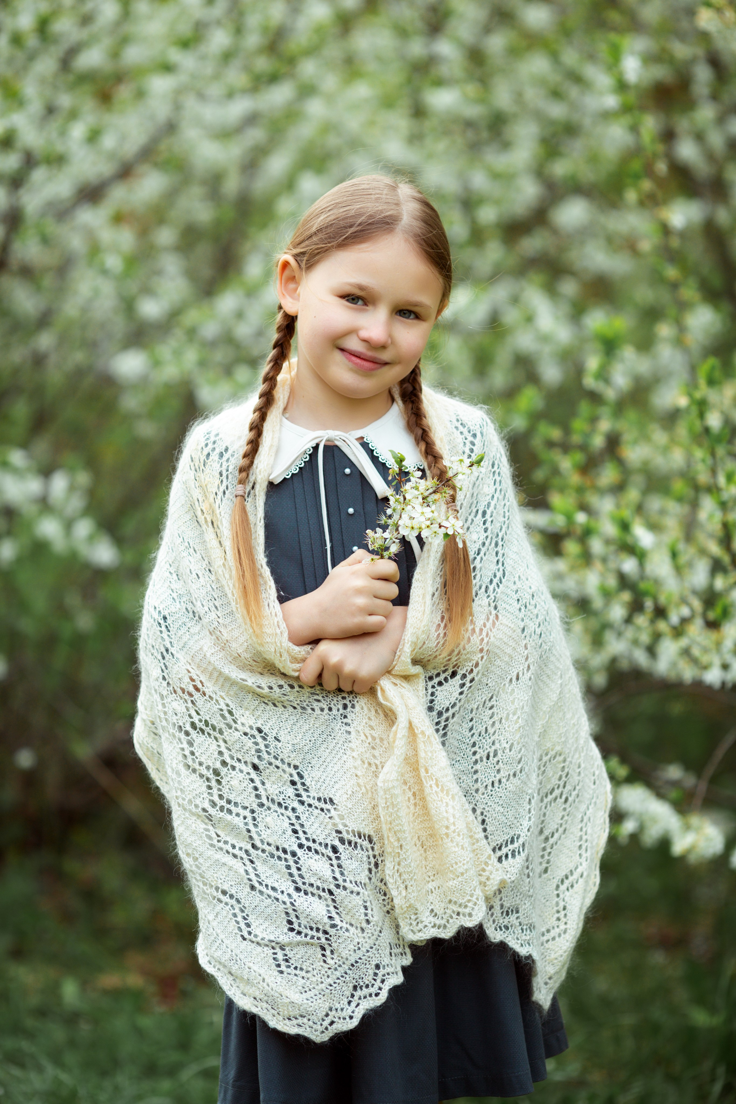 Анюта. Цветение вишни. Фотограф Антонина Свешникова. ВЫПУСКНЫЕ ФОТОКНИГИ для детских садов и школ. Москва, Владимир