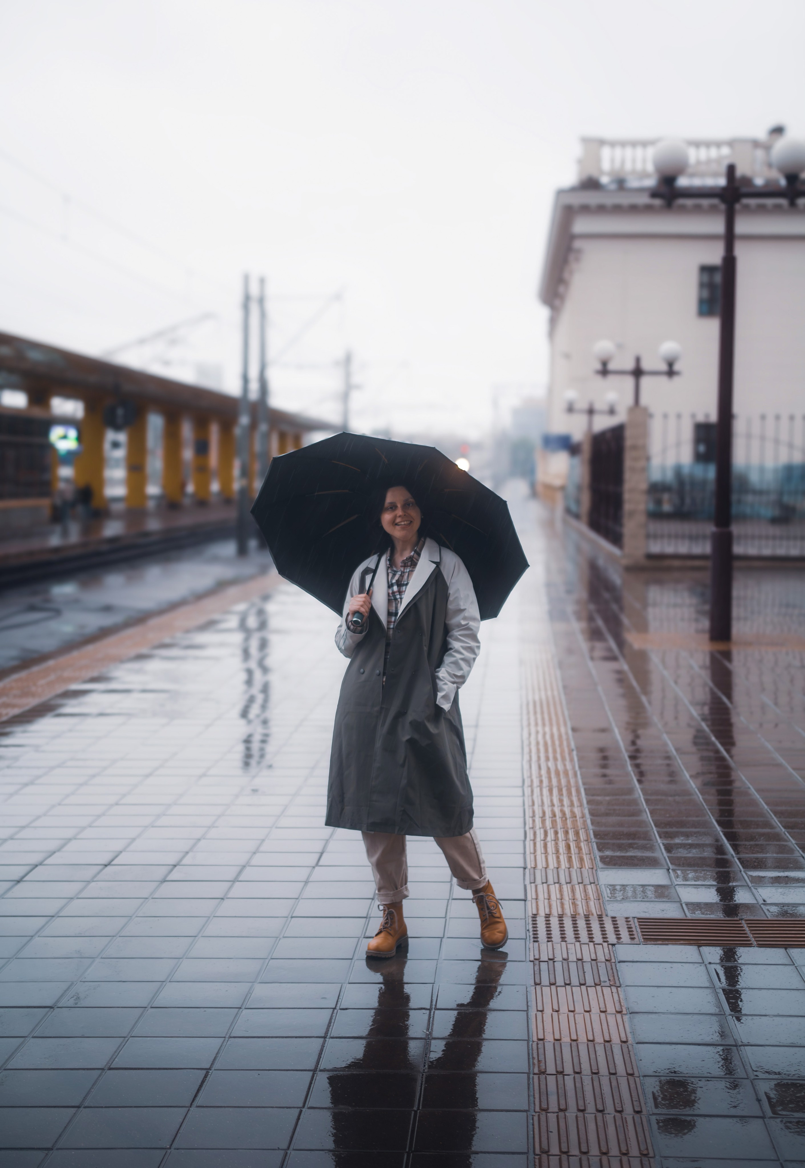 Фотосессия на железнодорожном вокзале Минск под дождём