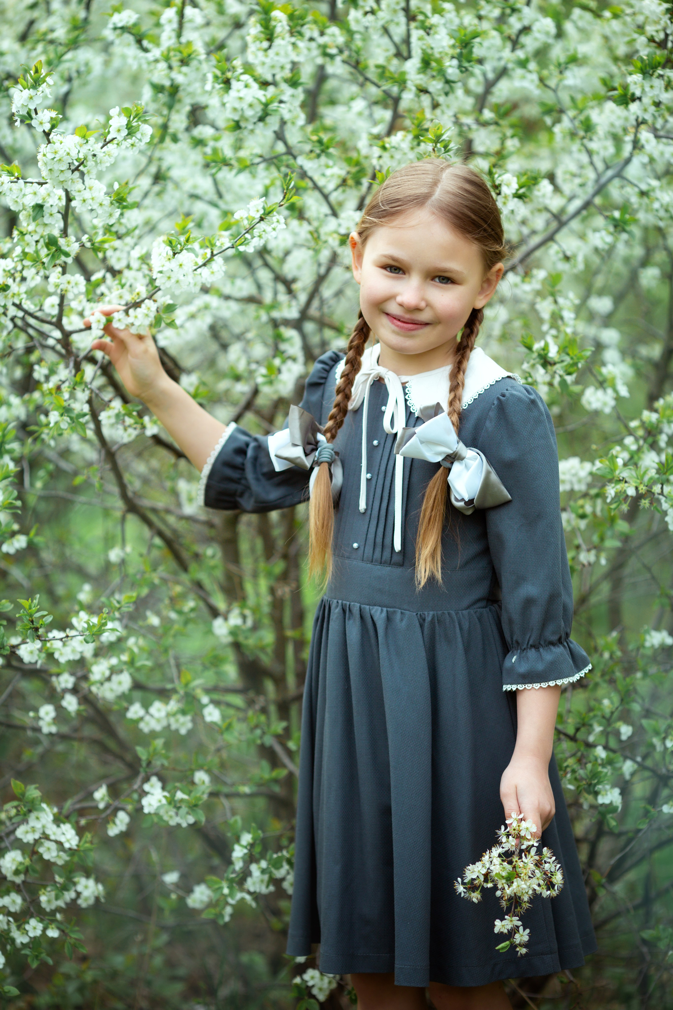 Анюта. Цветение вишни. Фотограф Антонина Свешникова. ВЫПУСКНЫЕ ФОТОКНИГИ для детских садов и школ. Москва, Владимир